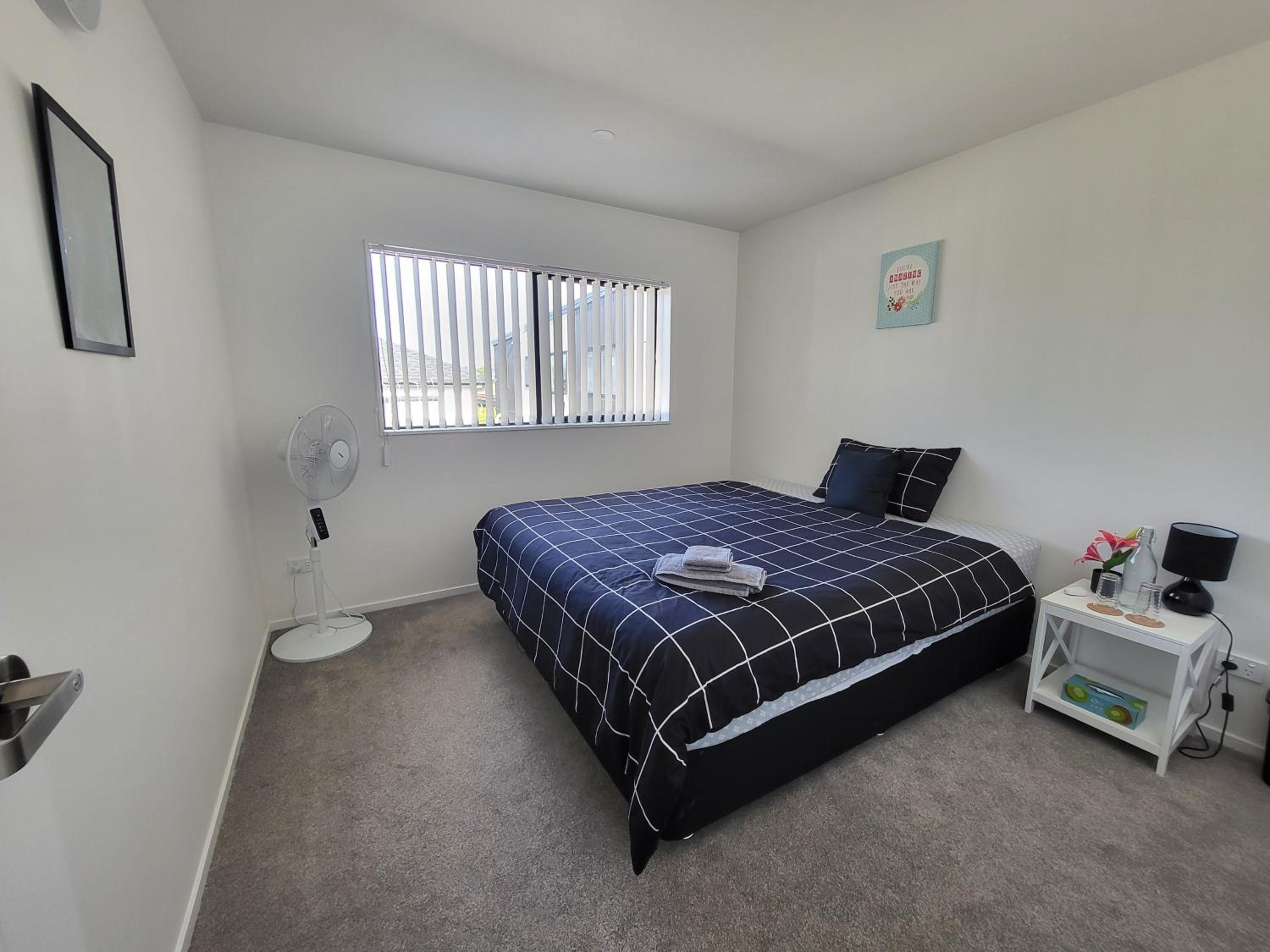 Bright & Spacious Budget Friendly Rooms in West Auckland Ideal for Students, Couples, Families & Tourists view 2