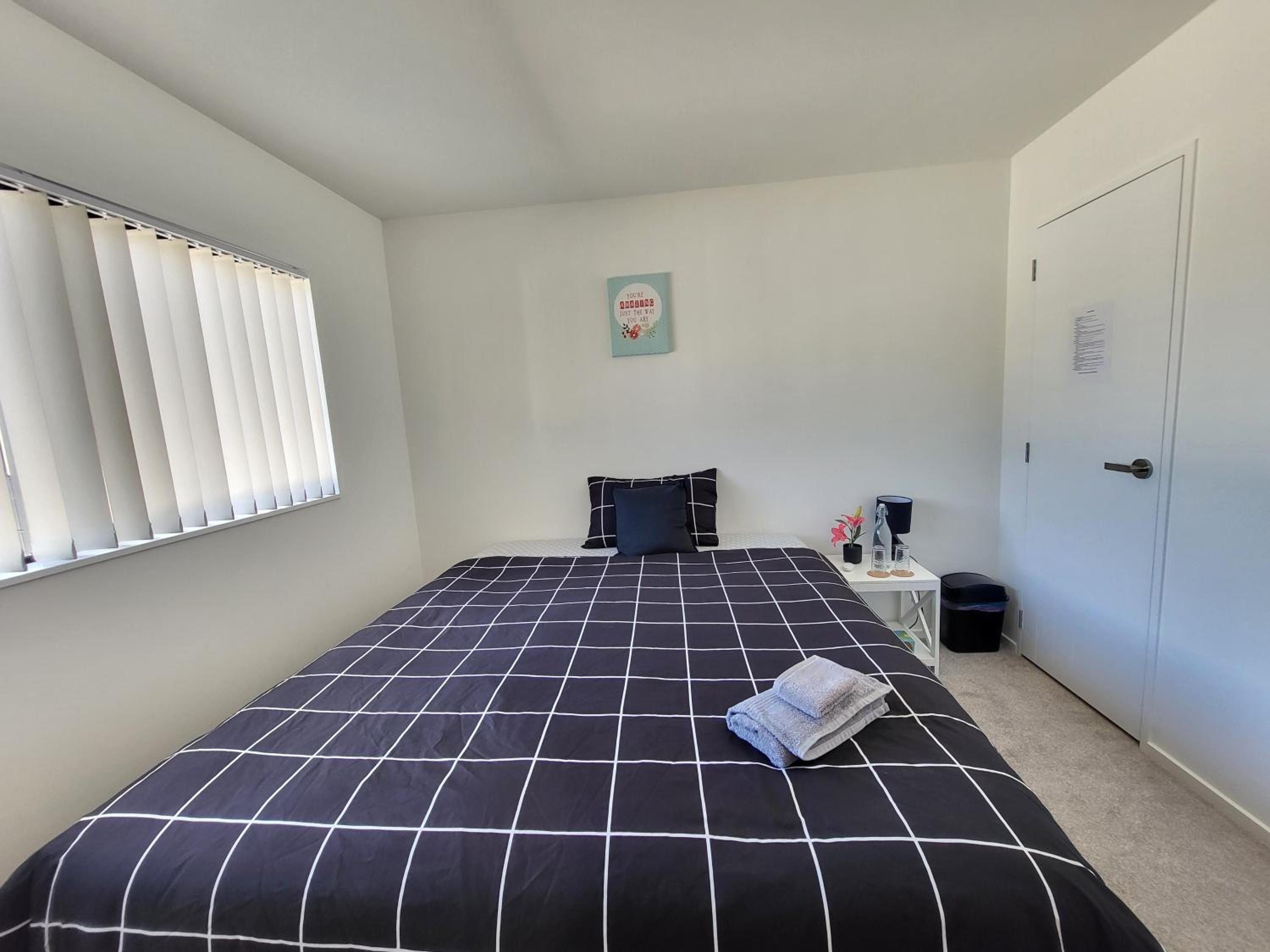 Bright & Spacious Budget Friendly Rooms in West Auckland Ideal for Students, Couples, Families & Tourists view 3
