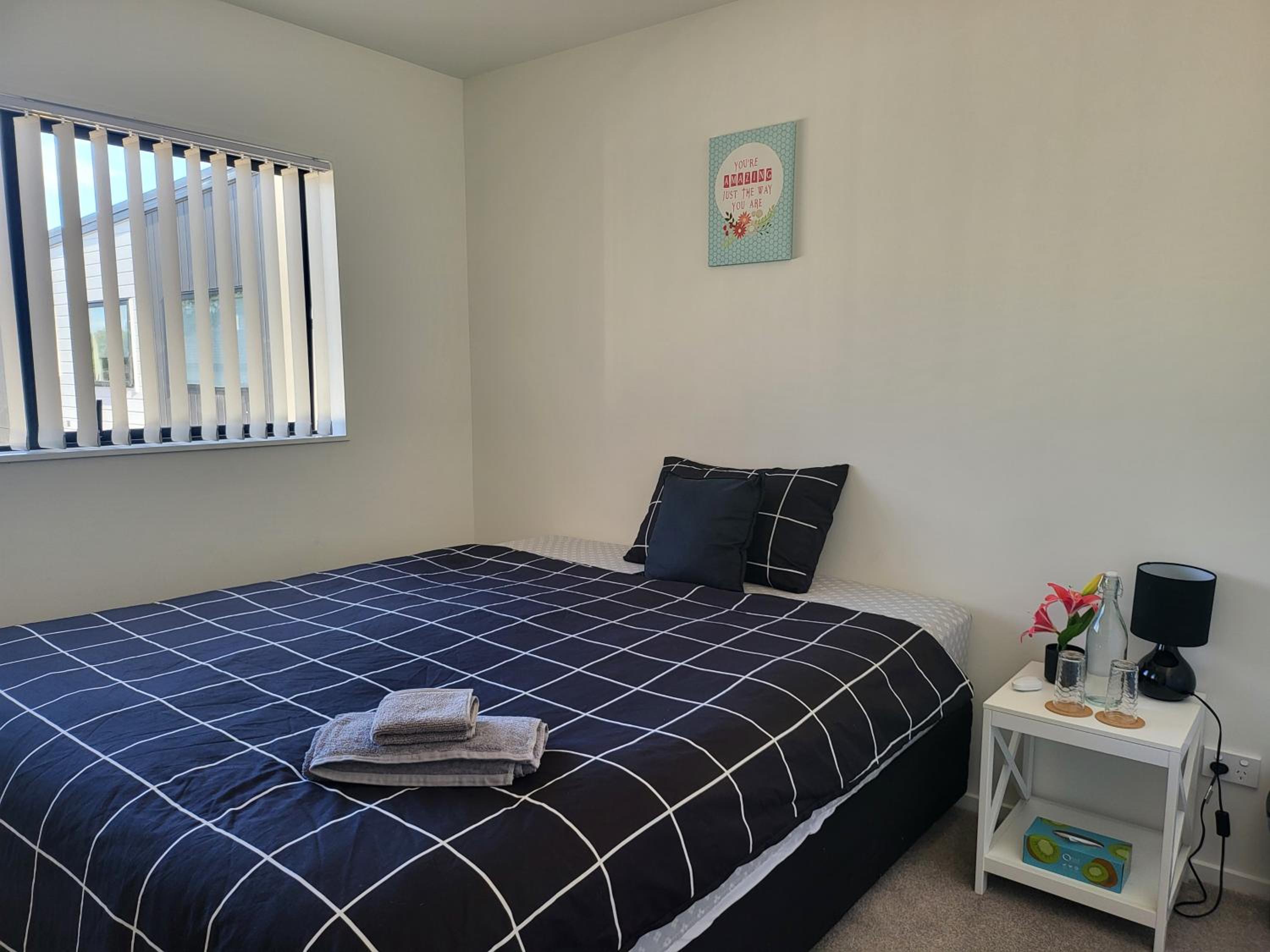 Bright & Spacious Budget Friendly Rooms in West Auckland Ideal for Students, Couples, Families & Tourists view 4