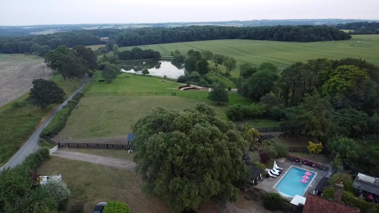Grade II Listed Farmhouse, Pool, Hot Tub, Games Room, Celebration Hall, Car Park, 10ppl, 45 min from Central London view 5