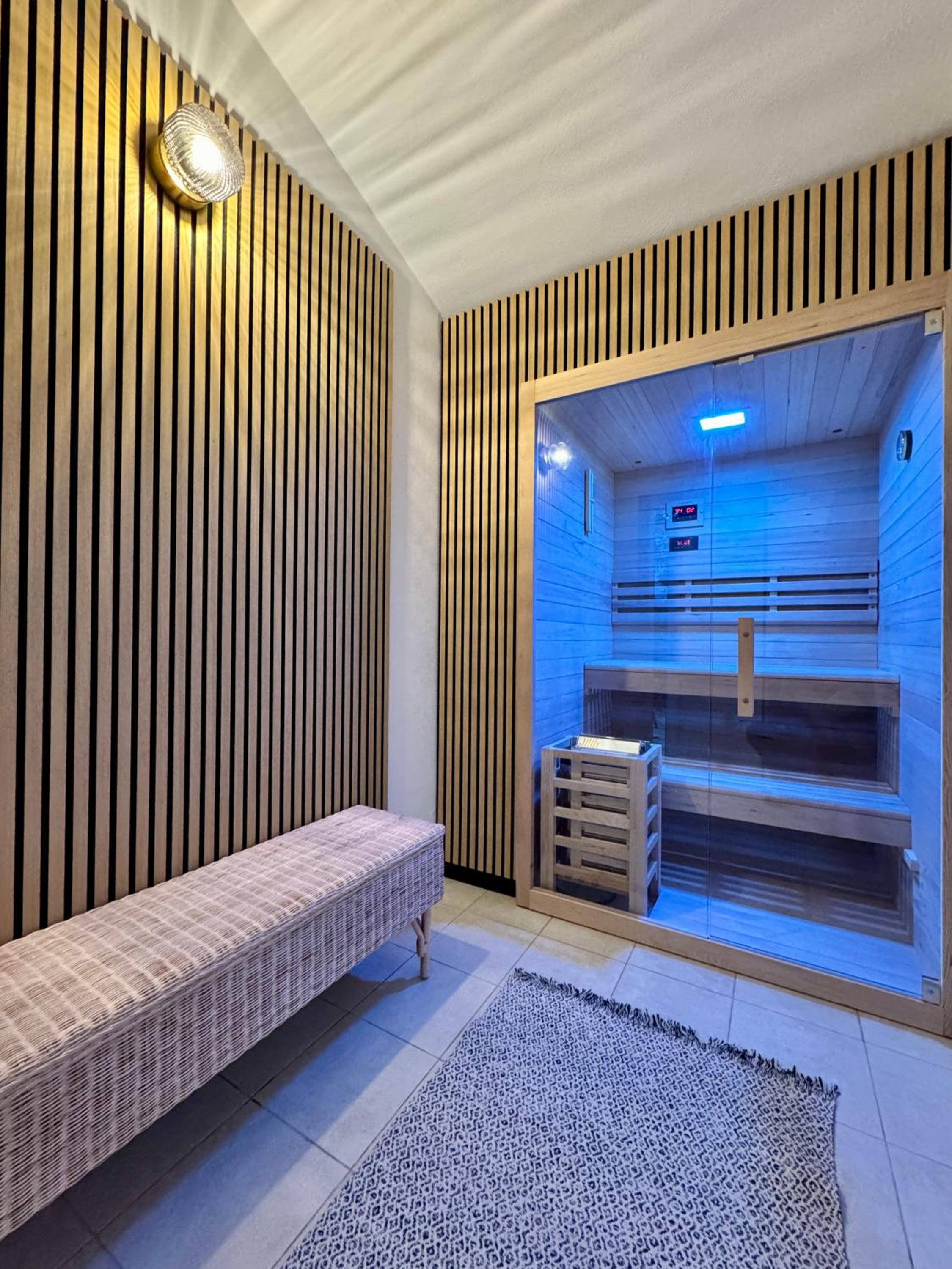 Villa Hideaway with heated pool, sauna & bikes view 5