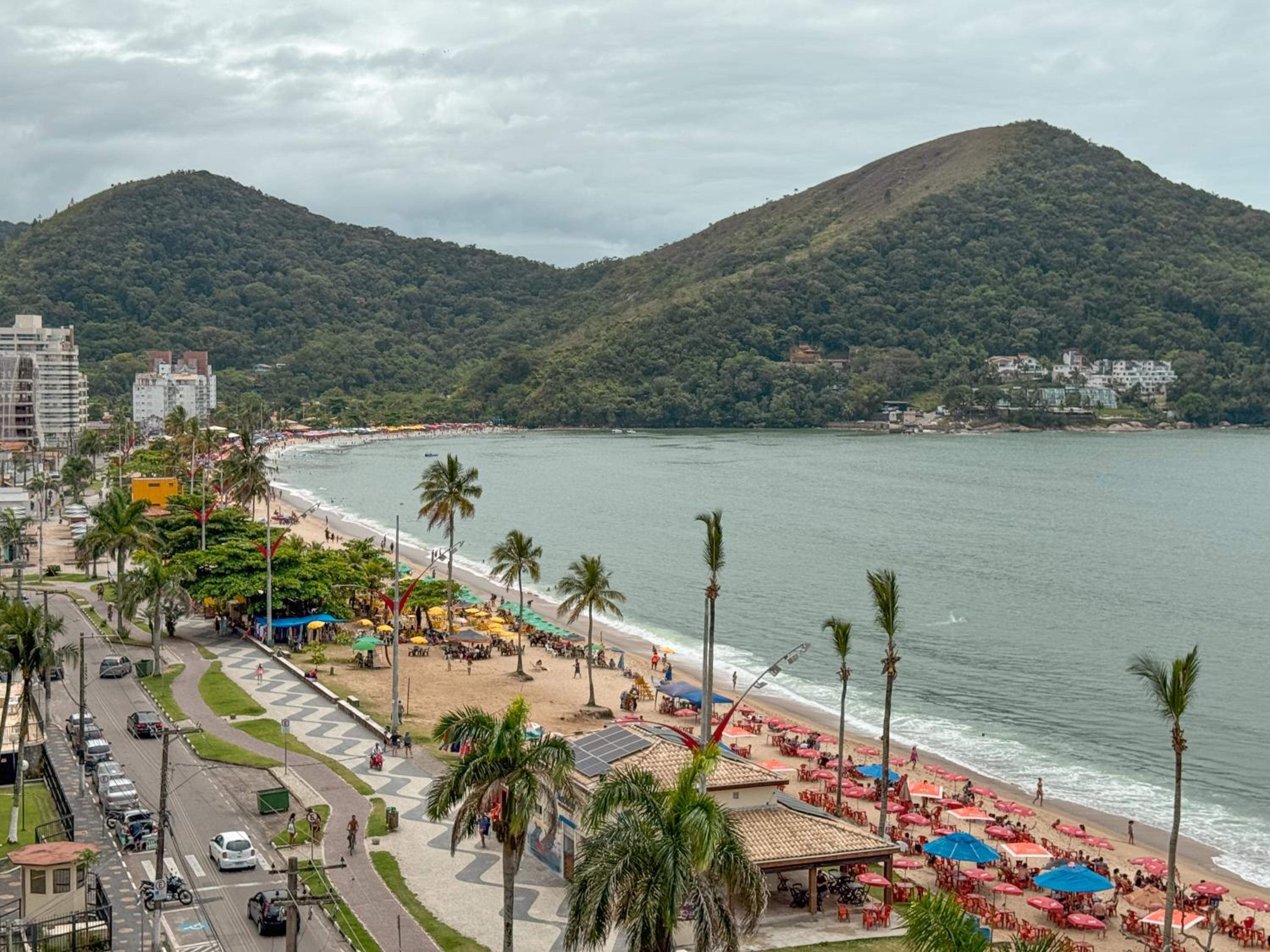 Apt Pé na Areia - Praia Martim de Sá - Espaço Gourmet na Varanda e Piscina