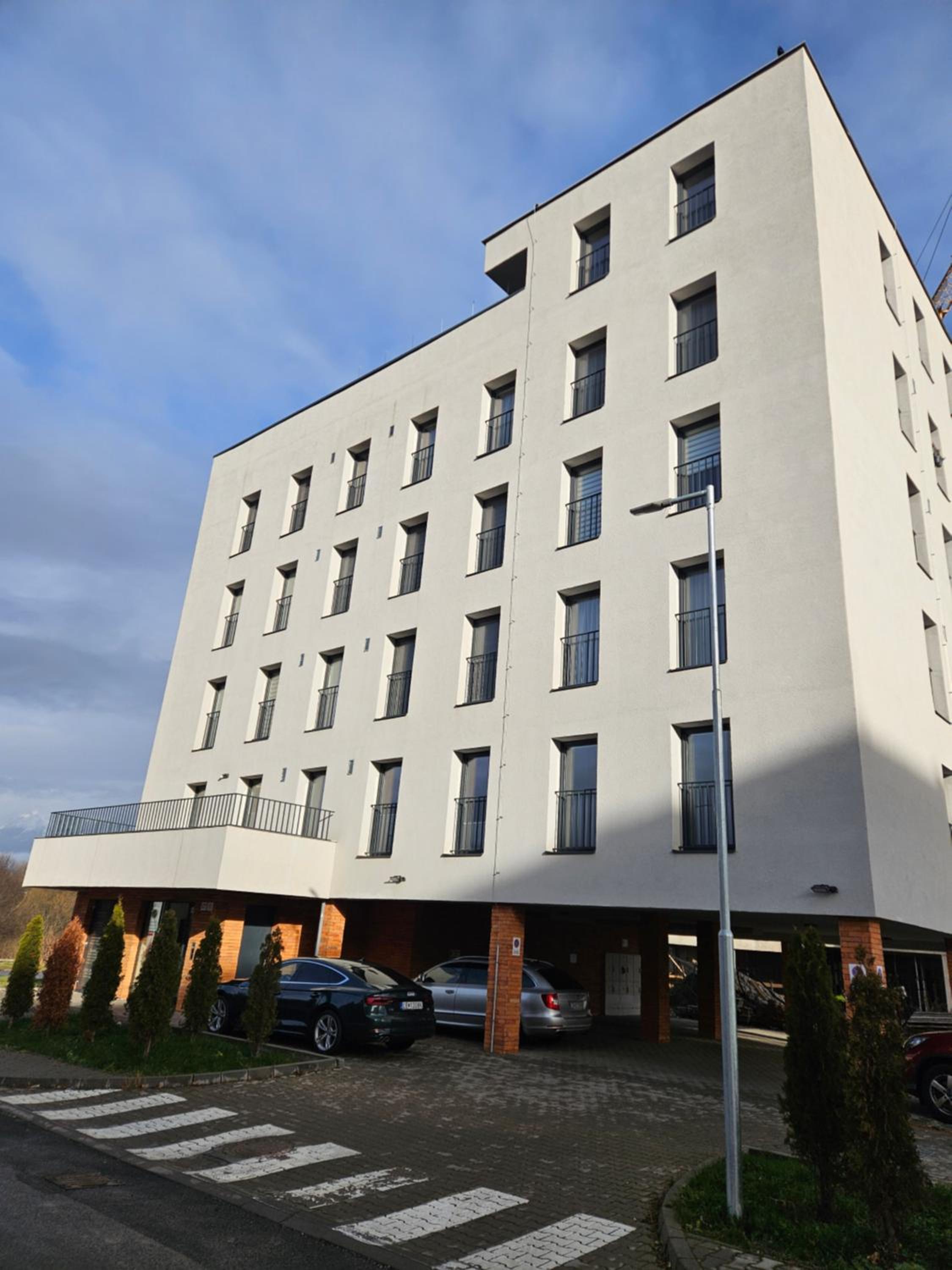 City apartment with moutain view - free parking view 4
