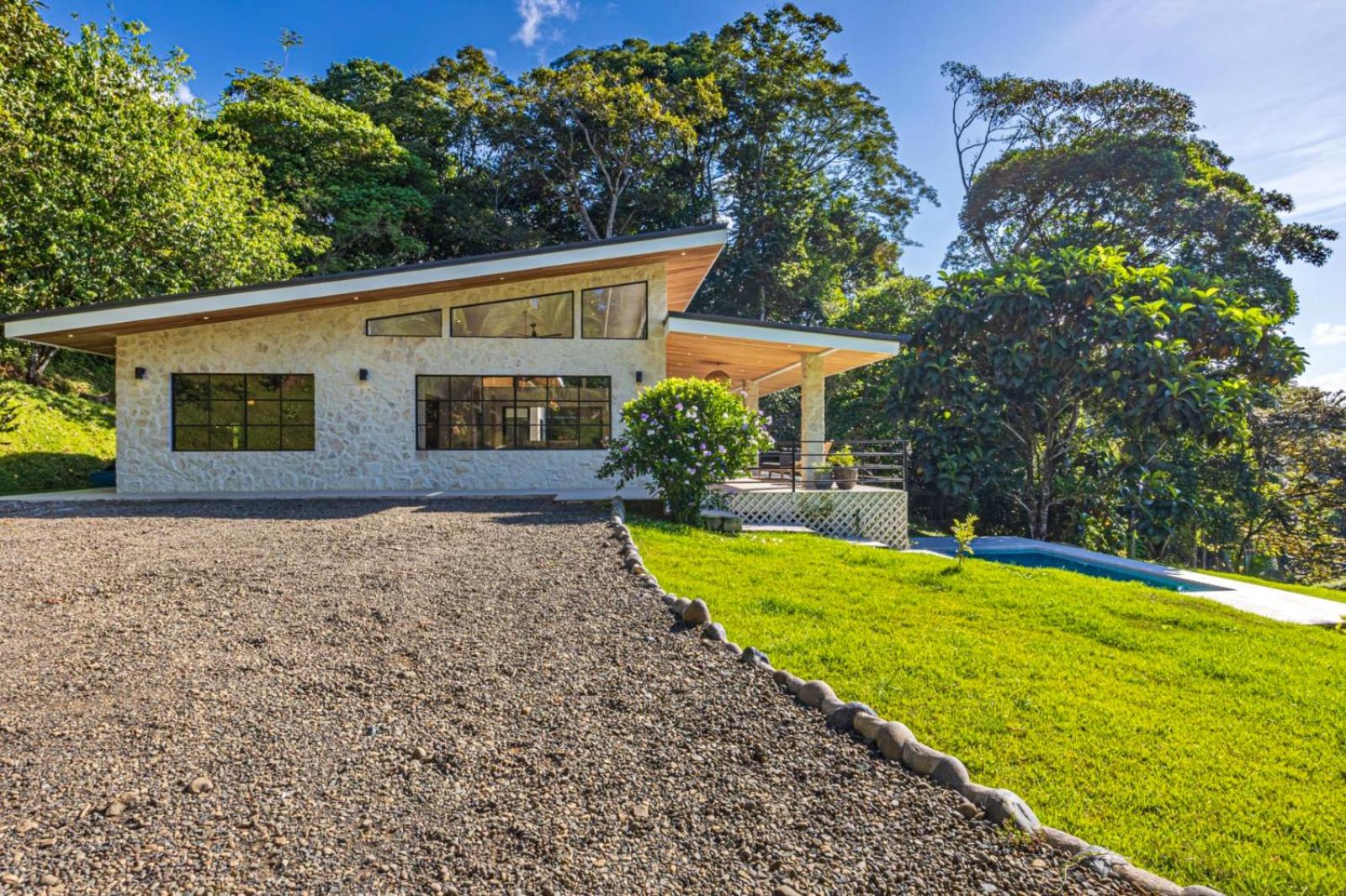 House 15 min from the beach with river access