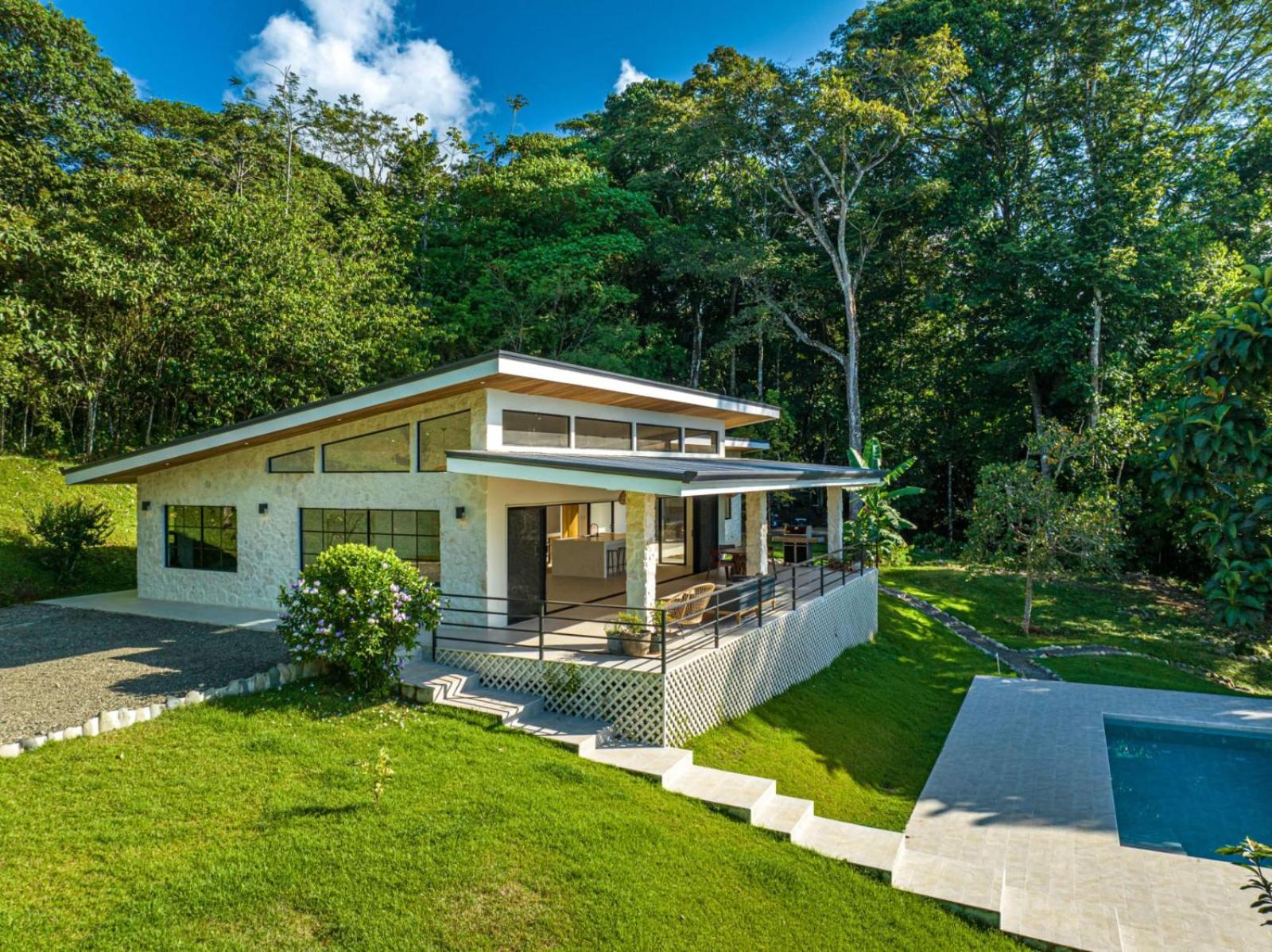 House 15 min from the beach with river access