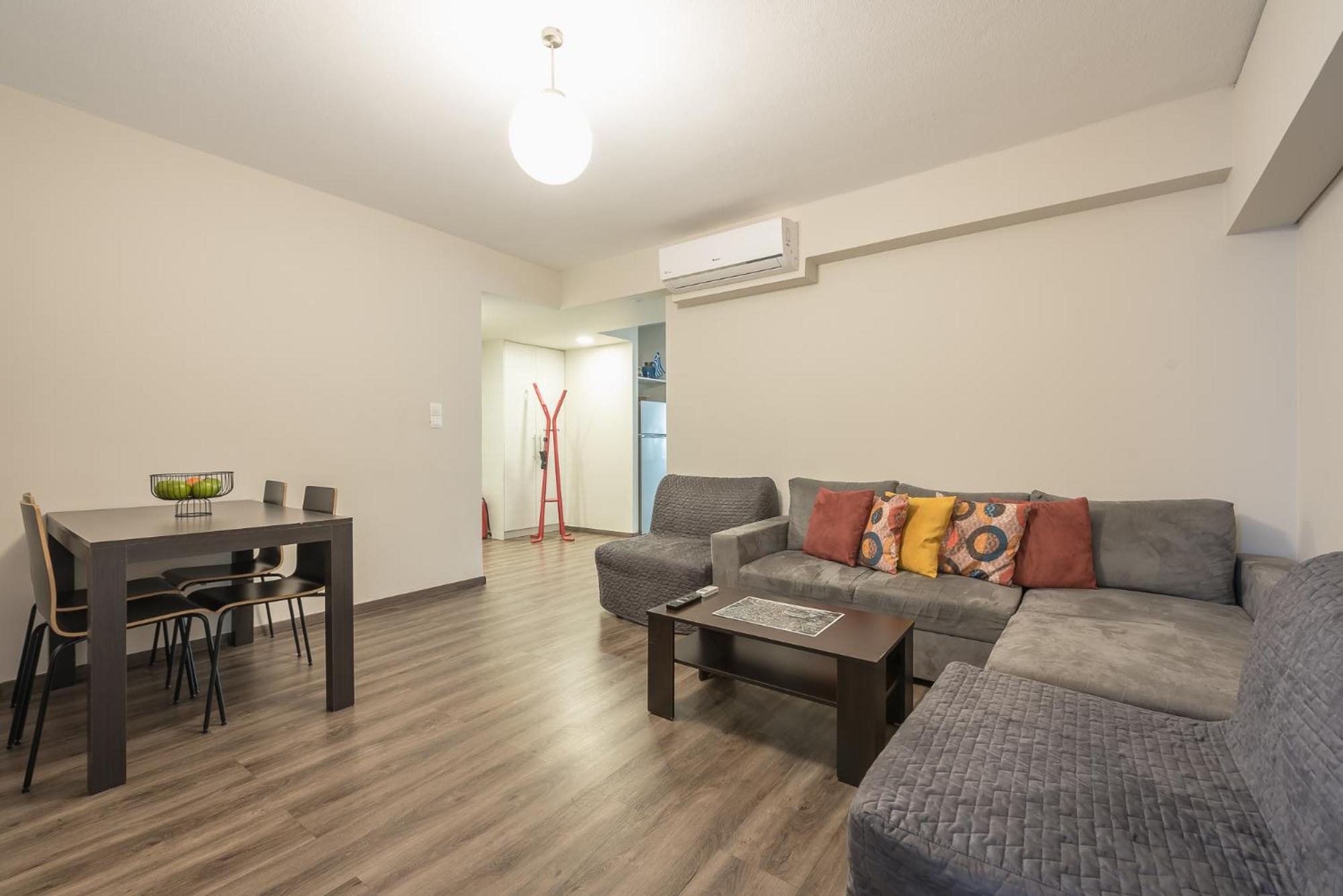 Apartment Steps From Historic Center Plaka