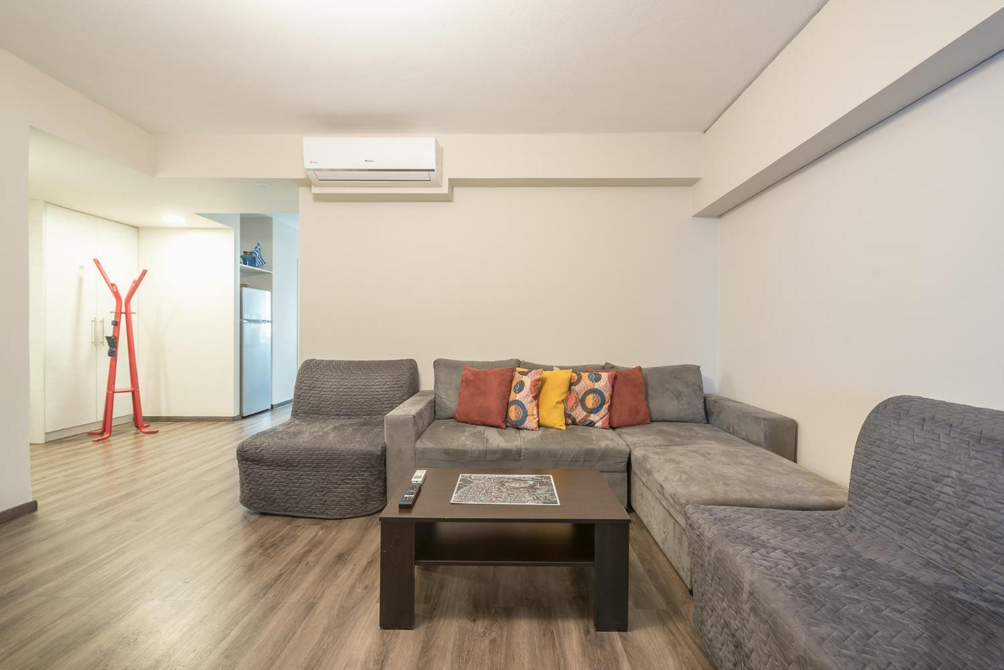 Apartment Steps From Historic Center Plaka