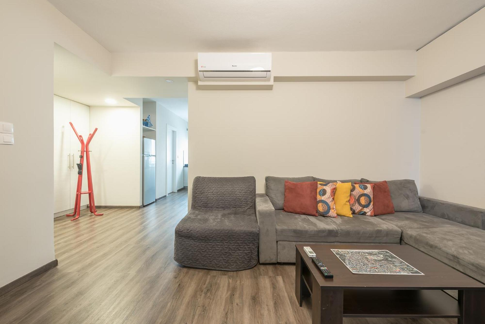 Apartment Steps From Historic Center Plaka