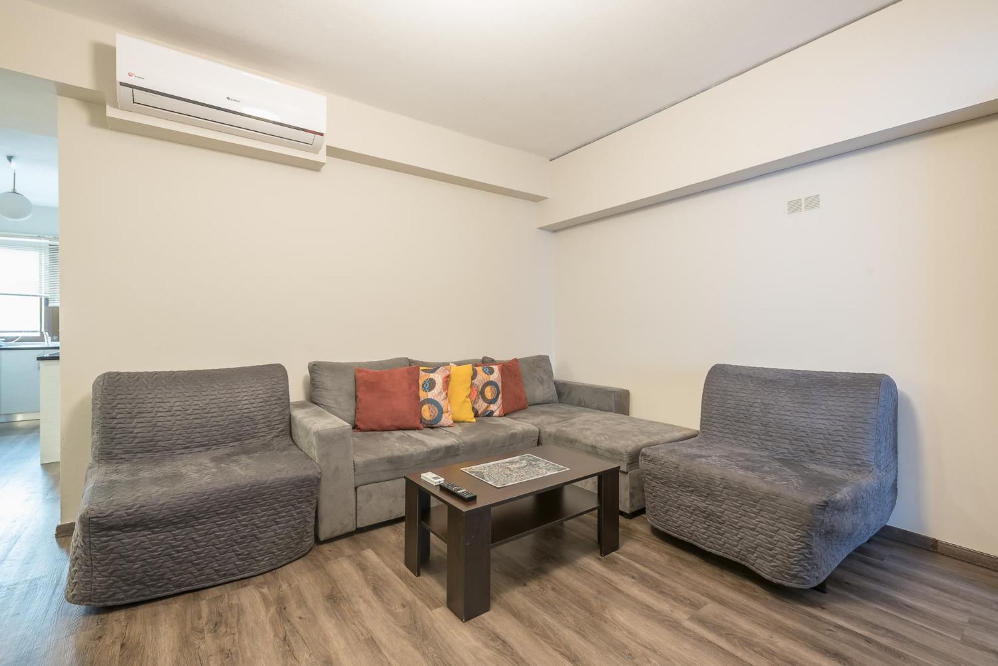 Apartment Steps From Historic Center Plaka