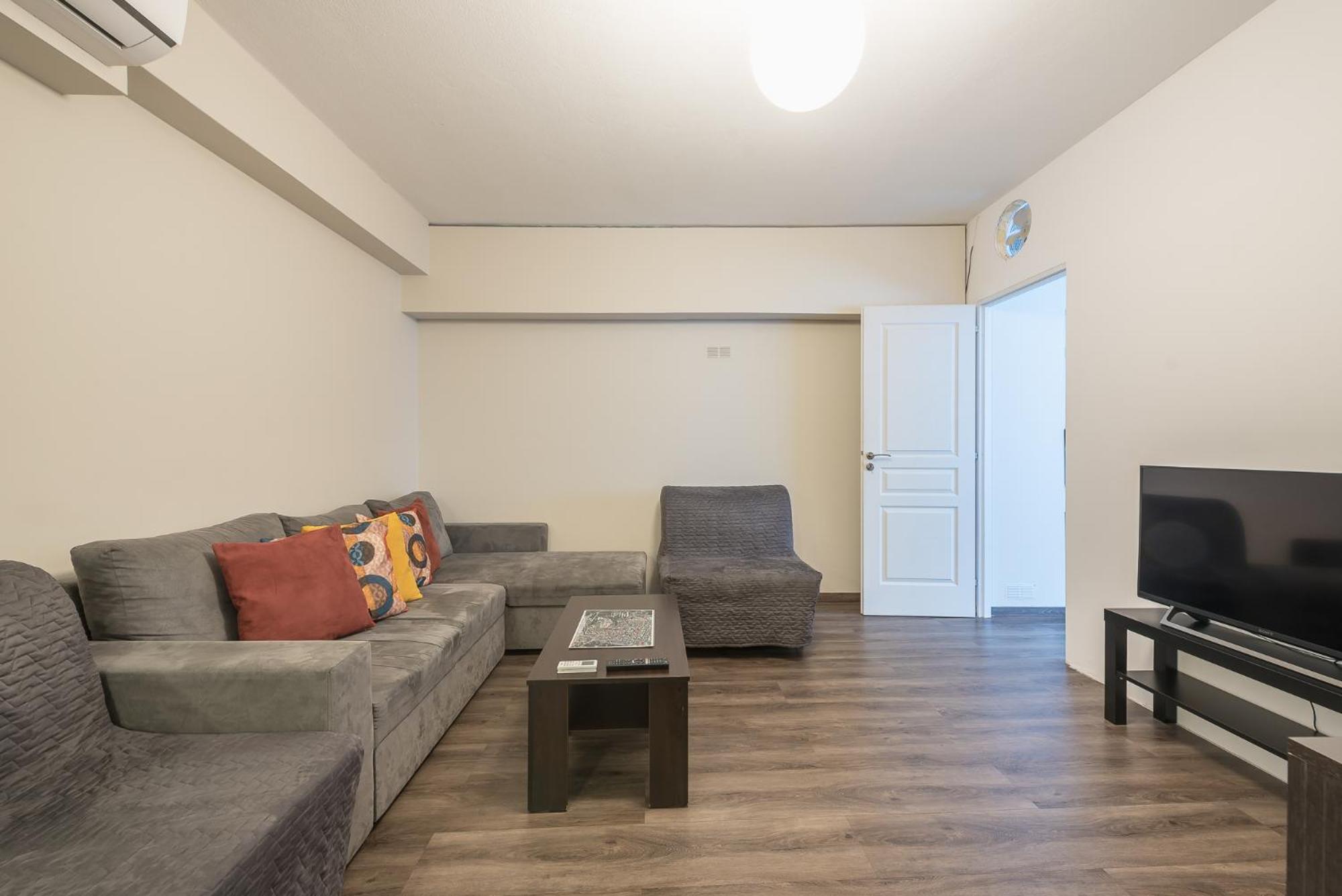 Apartment Steps From Historic Center Plaka
