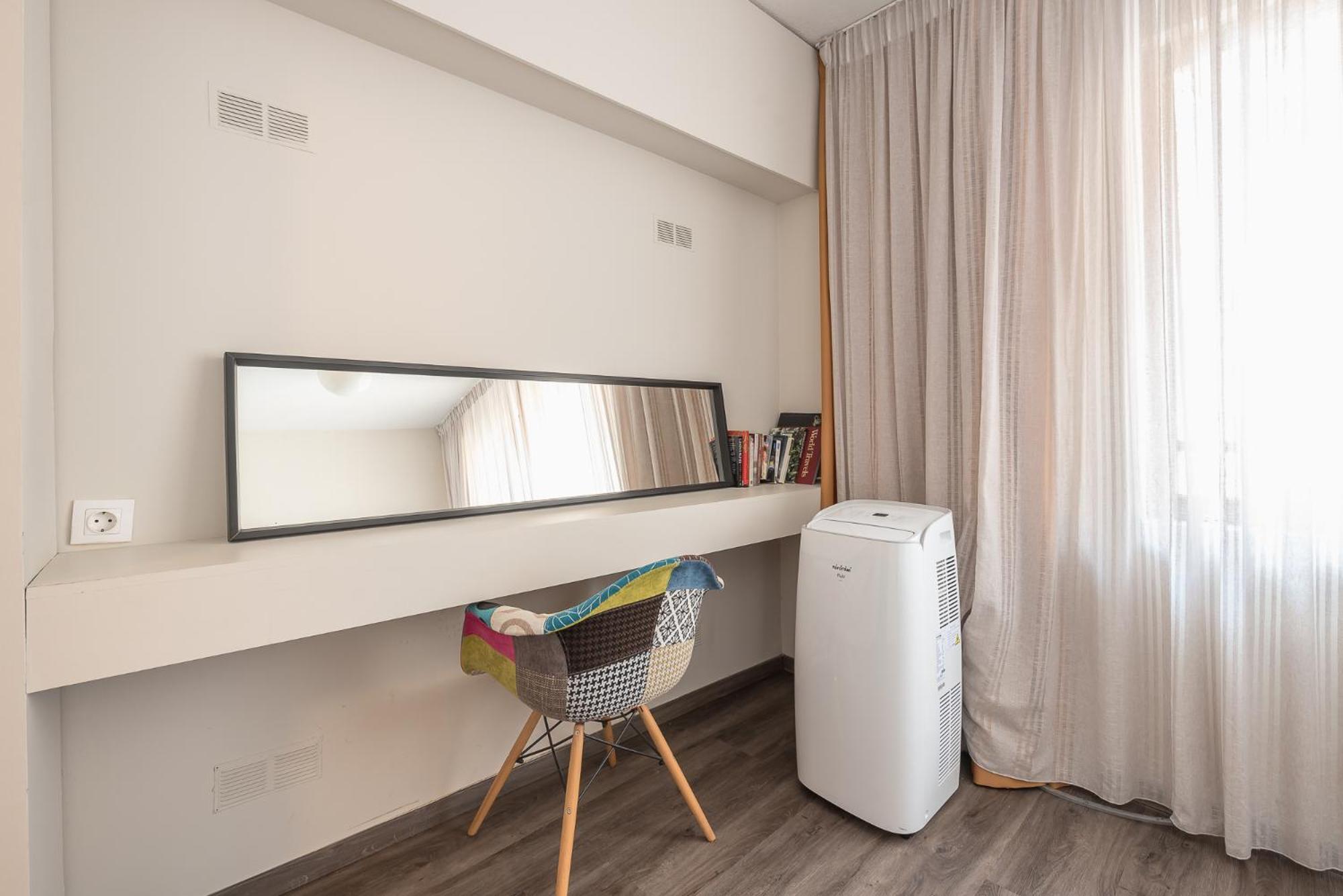 Apartment Steps From Historic Center Plaka