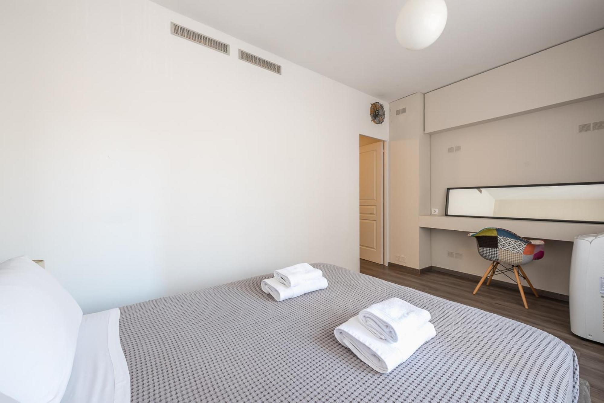 Apartment Steps From Historic Center Plaka