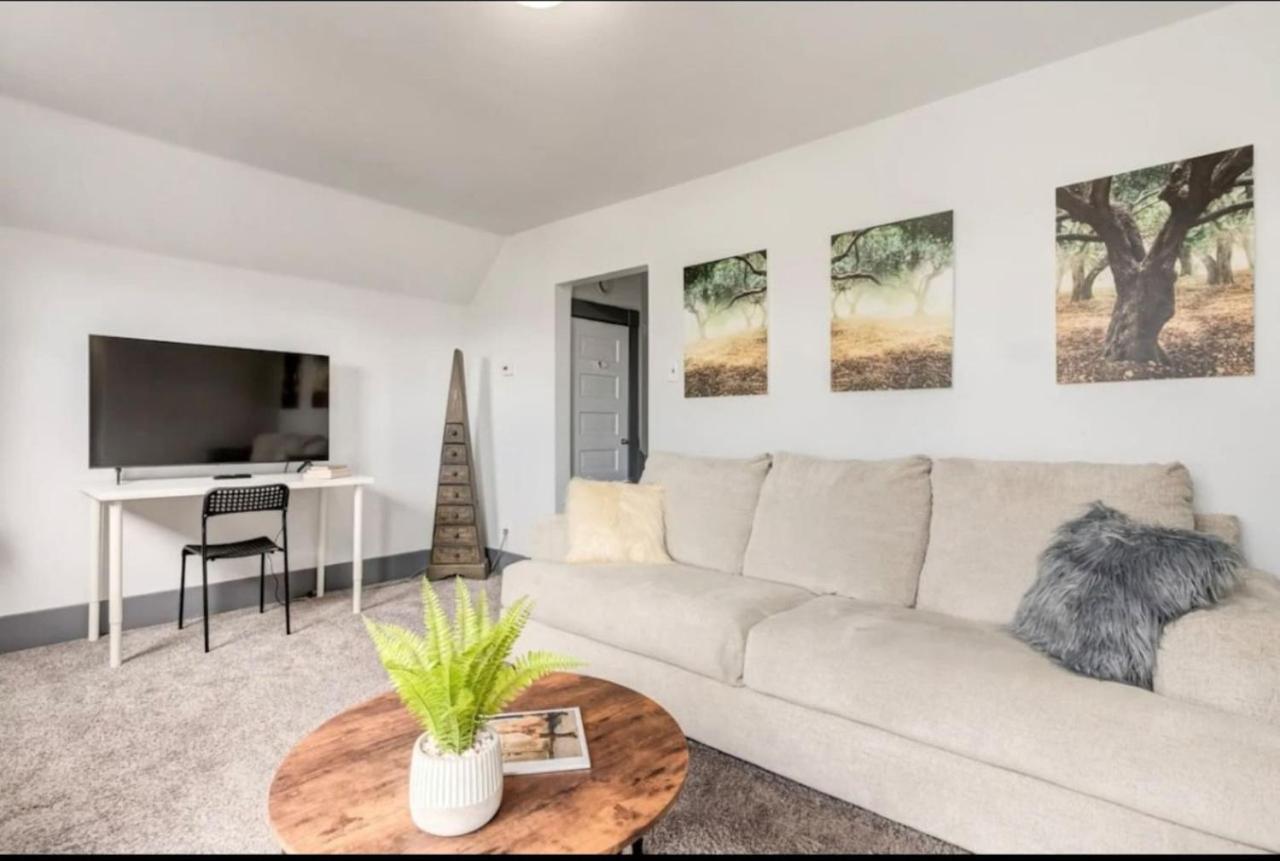 Oakwoods 1BR Suite in Bankview