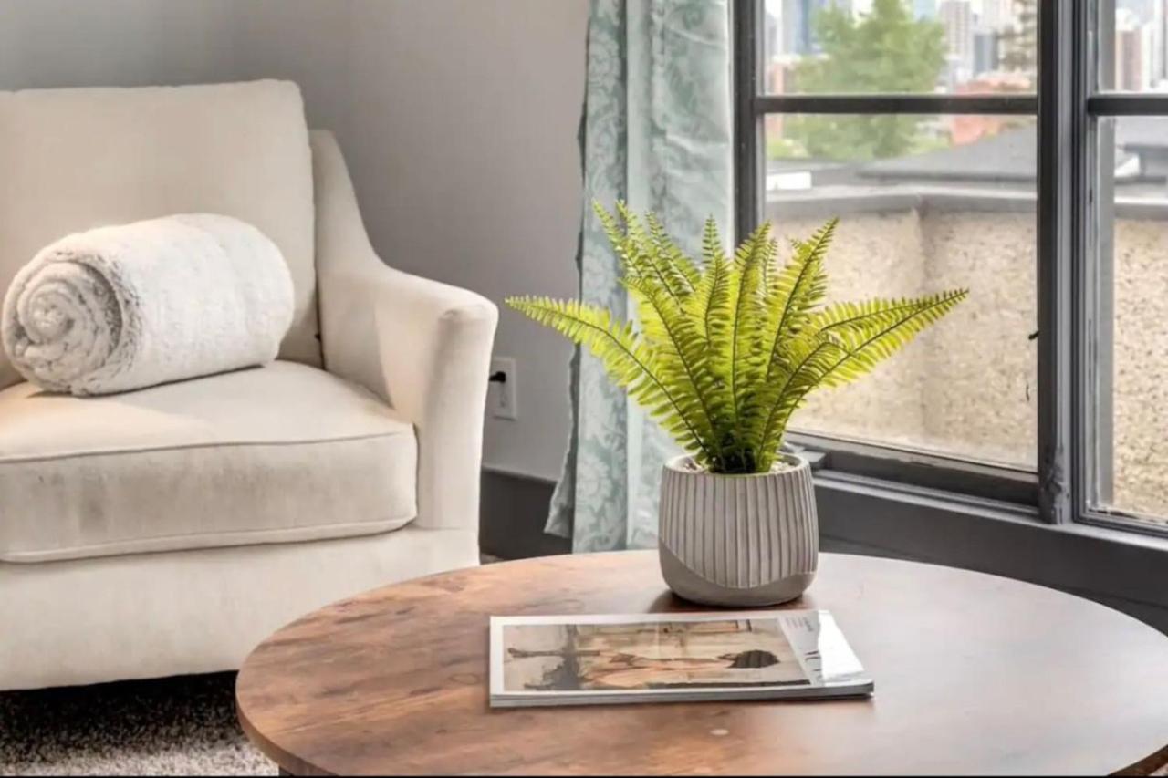 Oakwoods 1BR Suite in Bankview