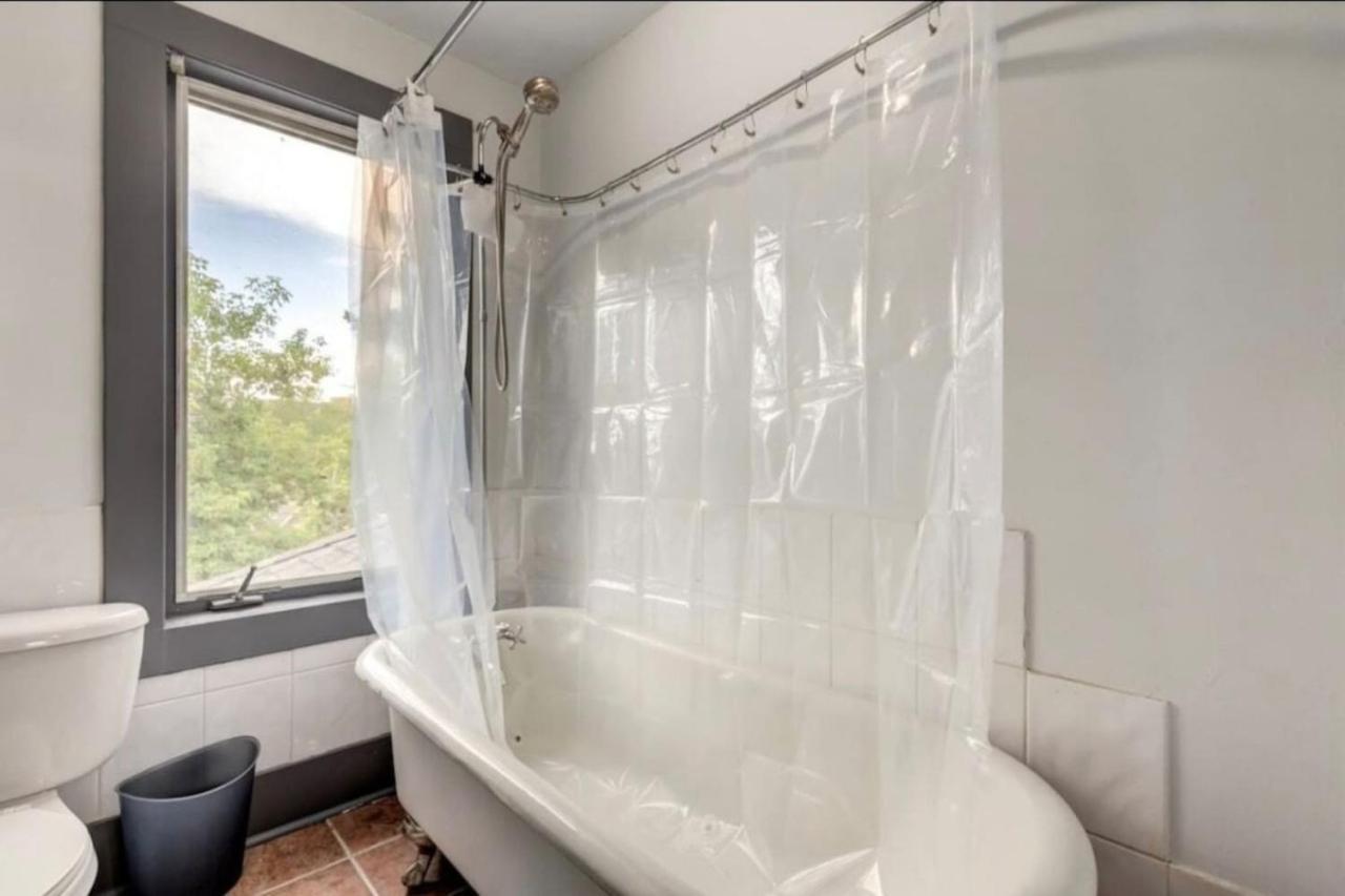 Oakwoods 1BR Suite in Bankview