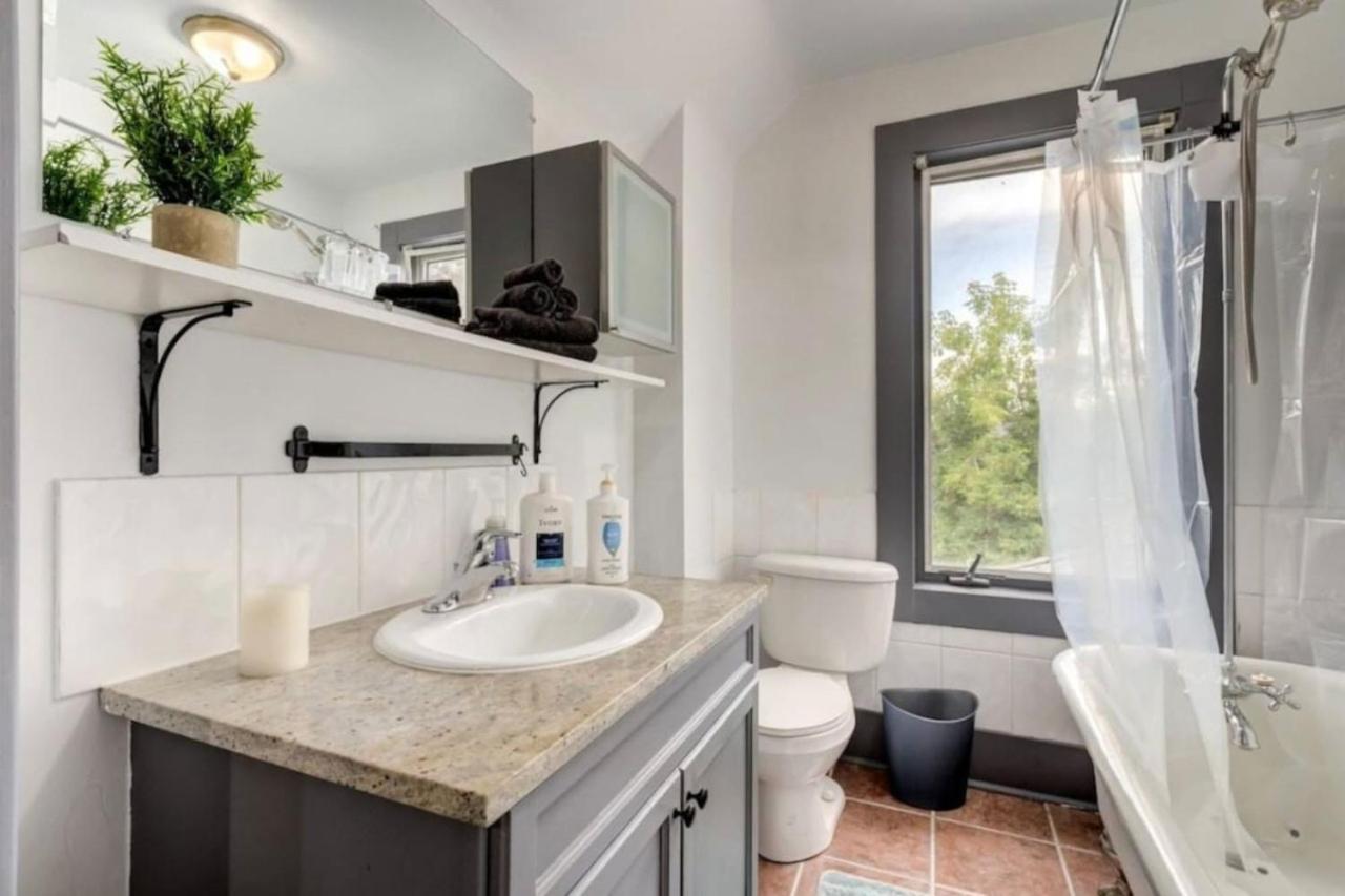 Oakwoods 1BR Suite in Bankview