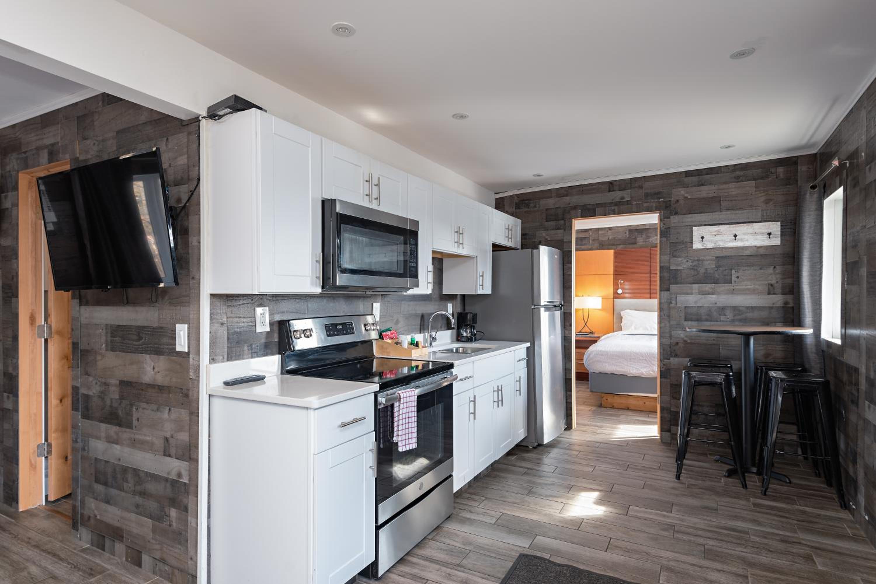 Delton Oaks Resort Motel