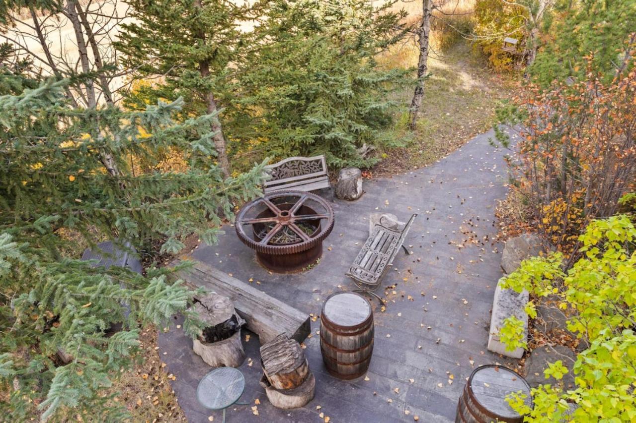 Country Escape - Acreage Home with Park