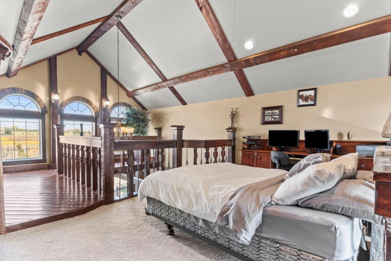 Country Escape - Acreage Home with Park