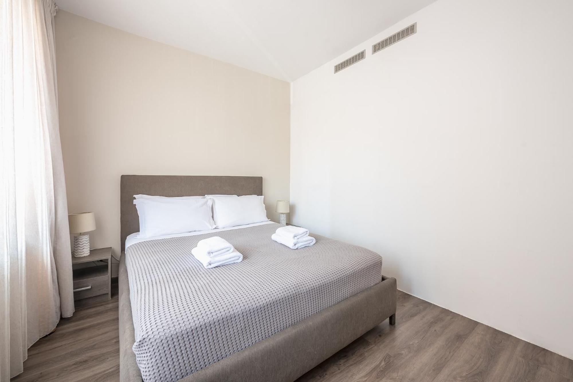 Apartment Steps From Historic Center Plaka
