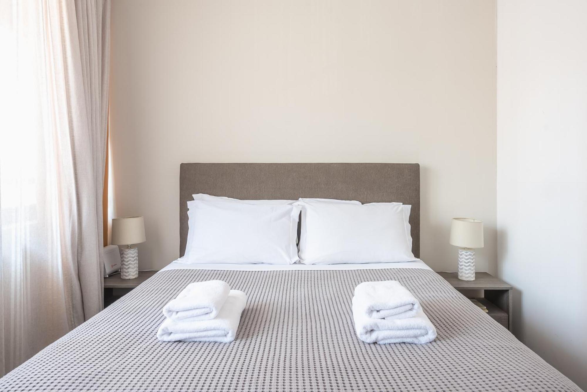 Apartment Steps From Historic Center Plaka