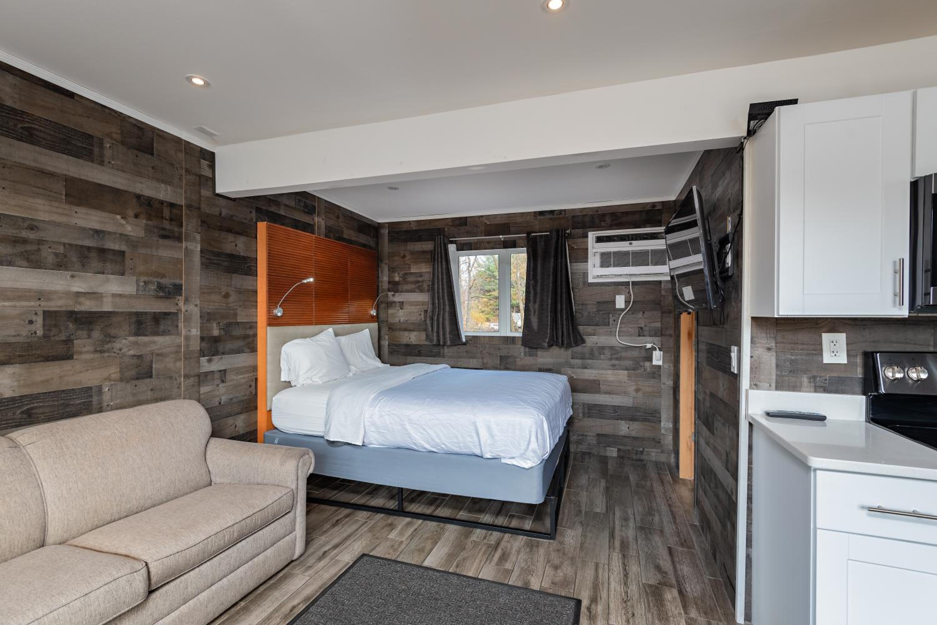 Delton Oaks Resort Motel