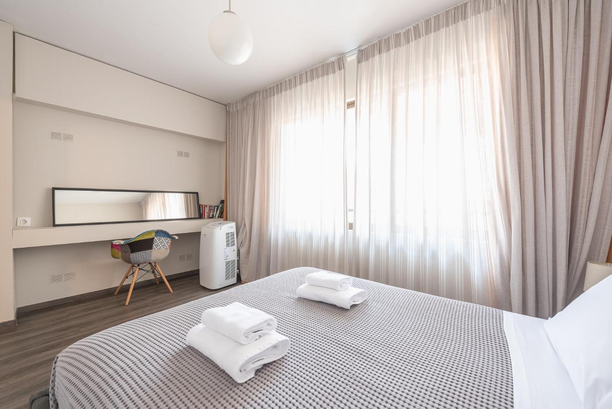 Apartment Steps From Historic Center Plaka