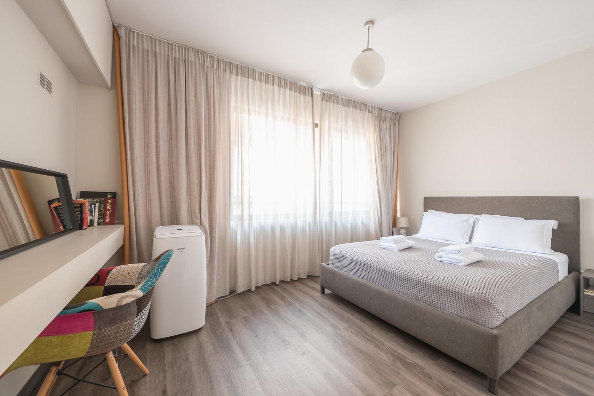 Apartment Steps From Historic Center Plaka