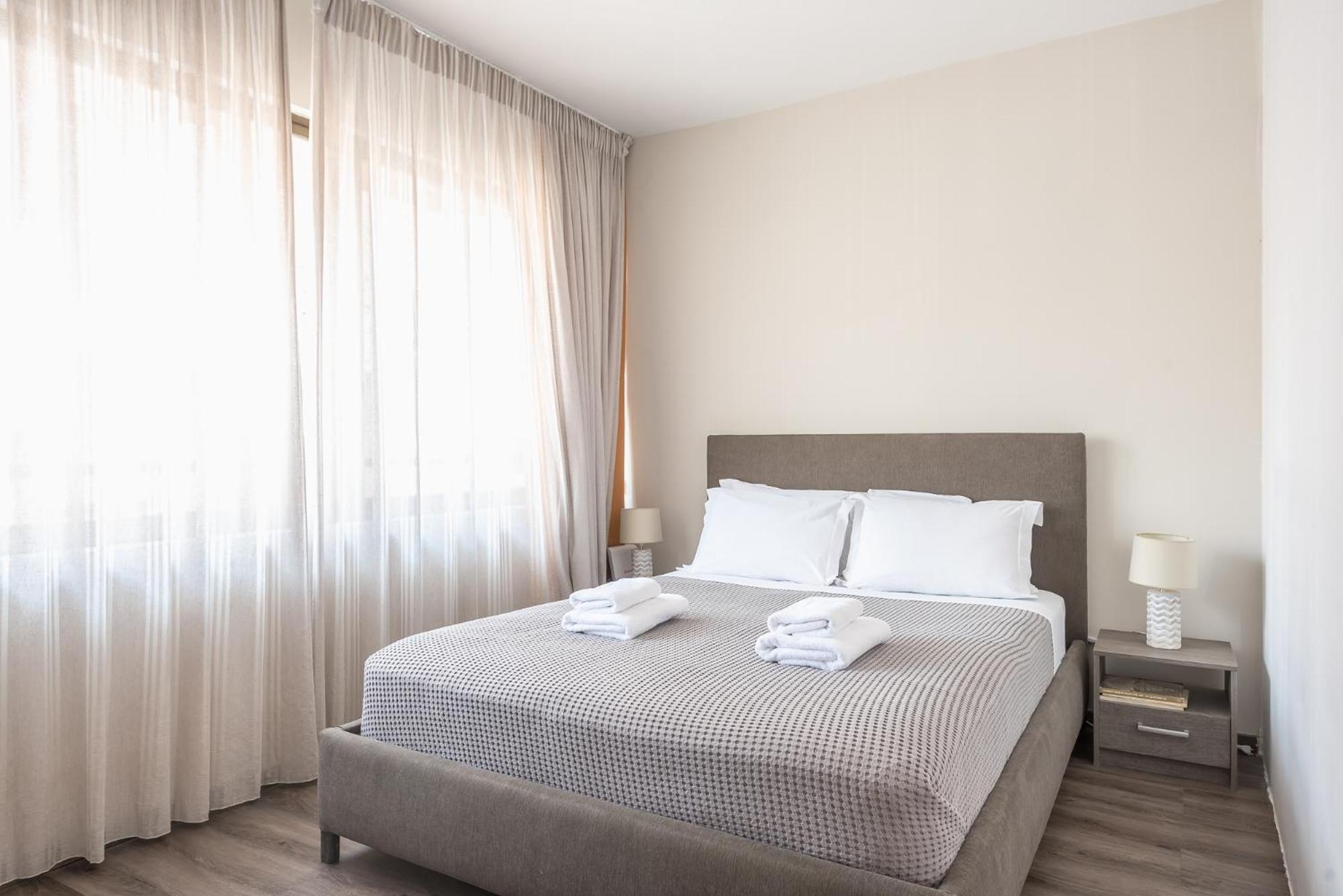 Apartment Steps From Historic Center Plaka