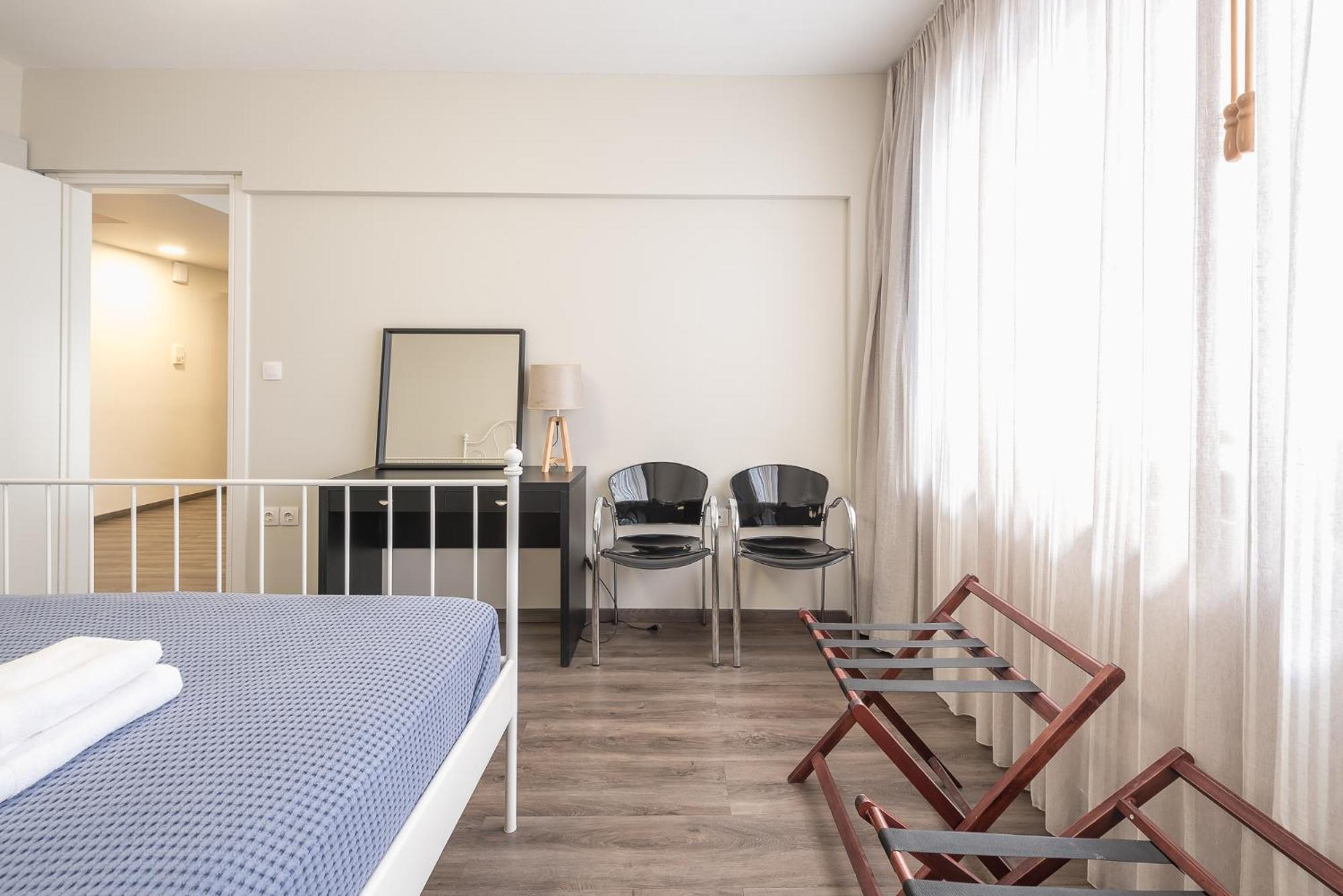 Apartment Steps From Historic Center Plaka