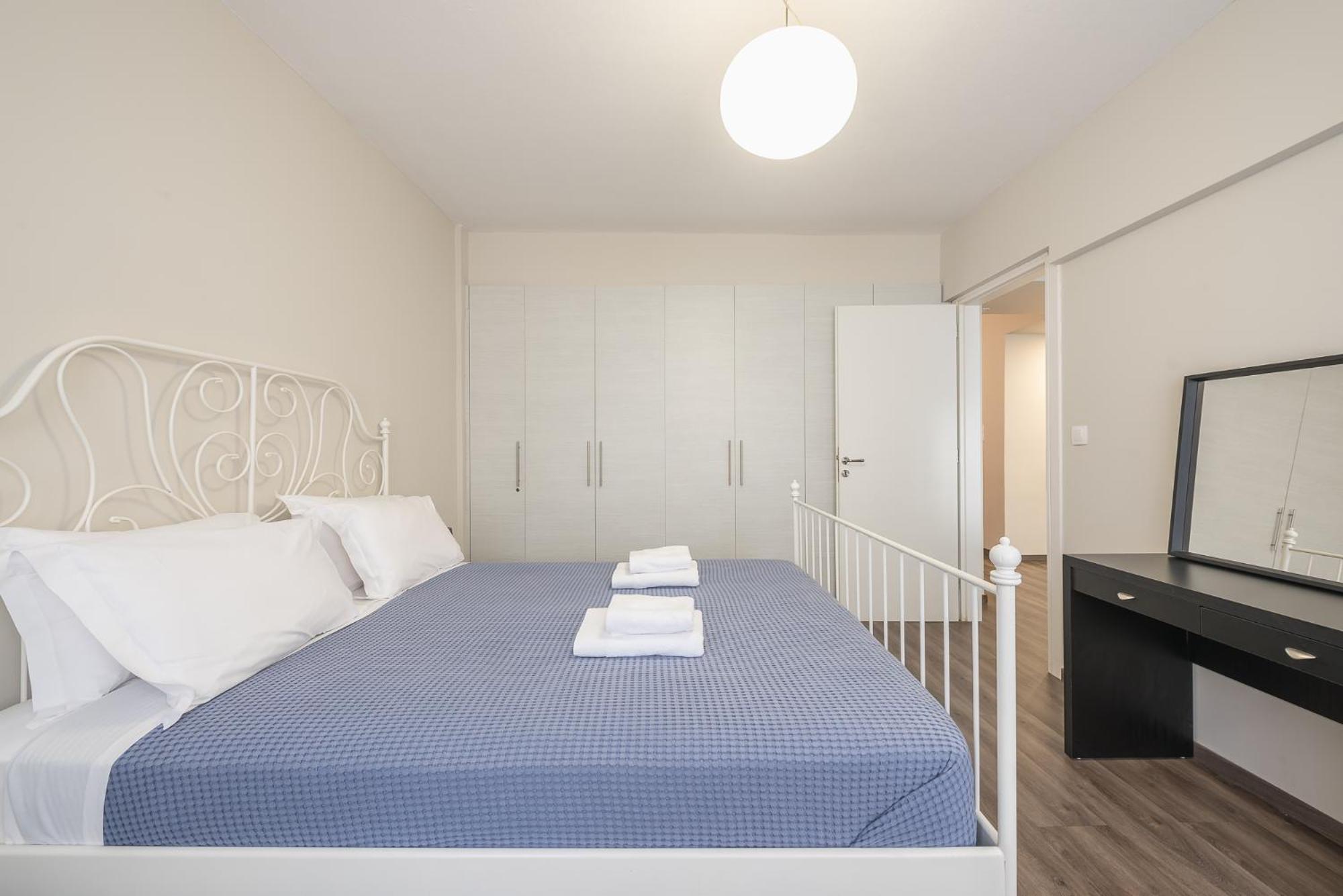 Apartment Steps From Historic Center Plaka
