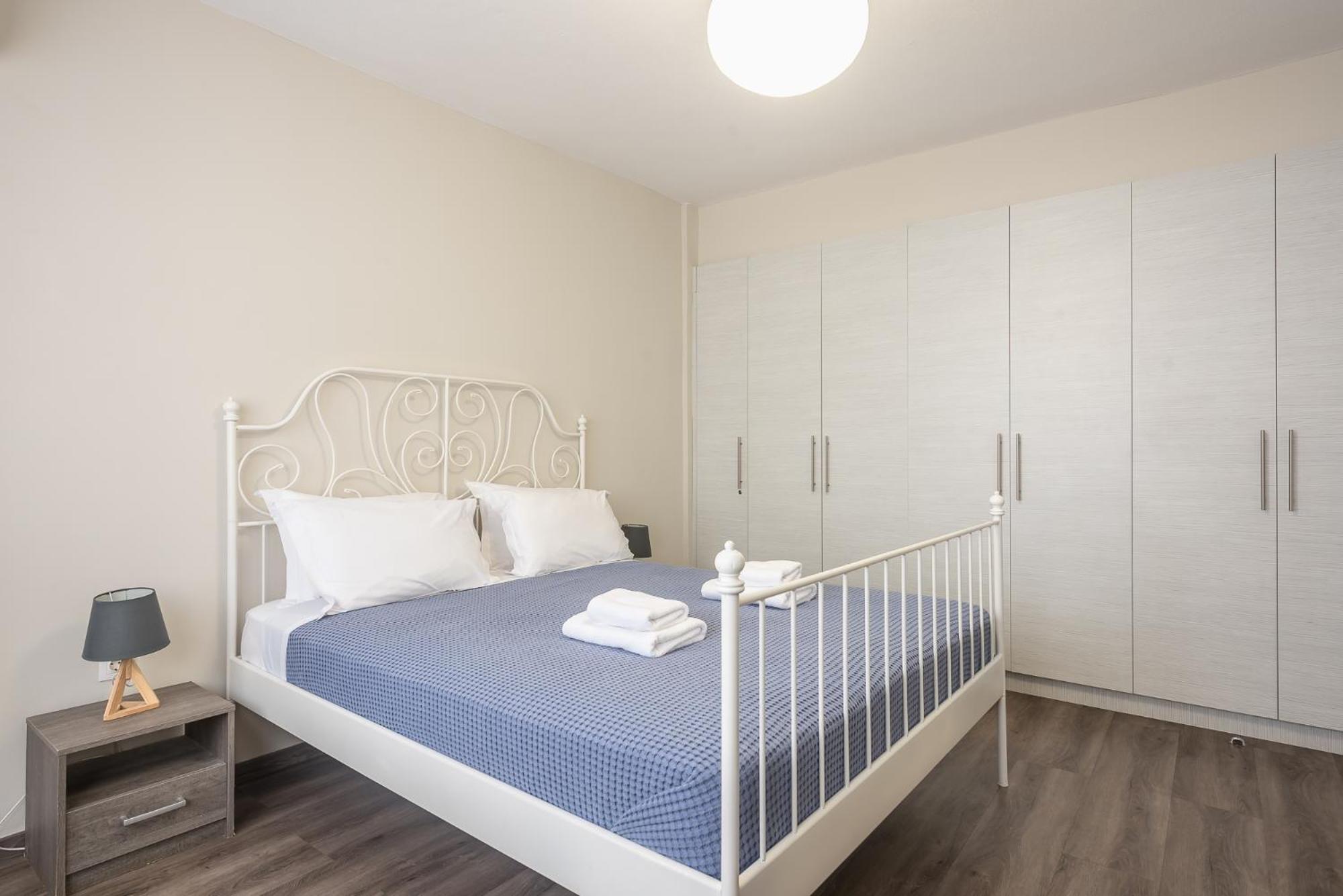 Apartment Steps From Historic Center Plaka