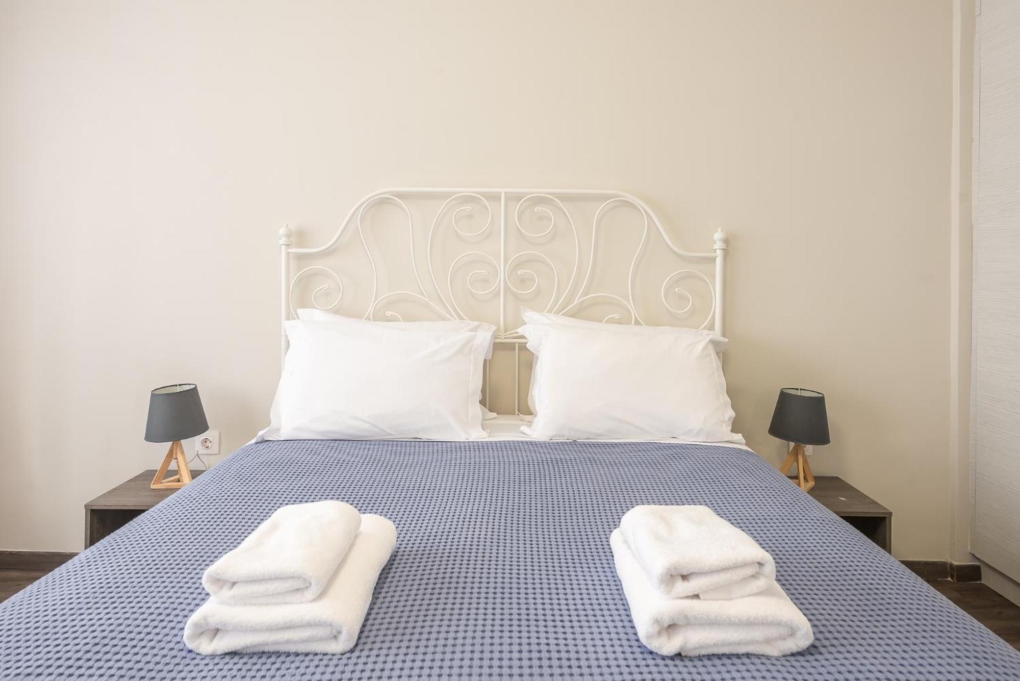 Apartment Steps From Historic Center Plaka