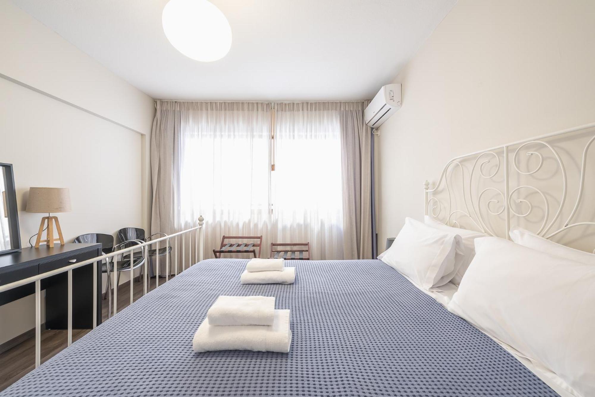 Apartment Steps From Historic Center Plaka