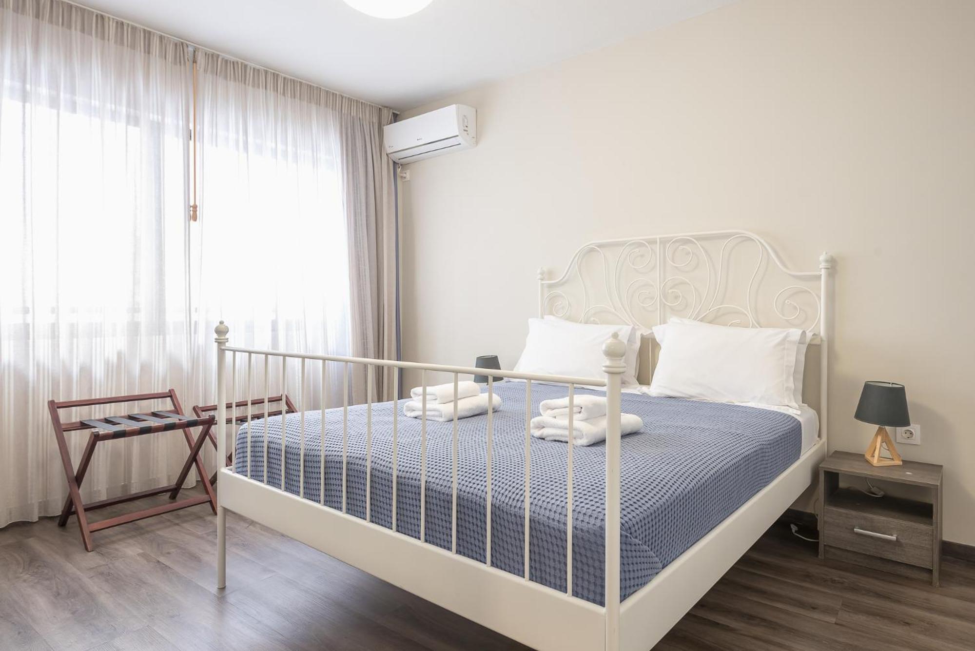 Apartment Steps From Historic Center Plaka