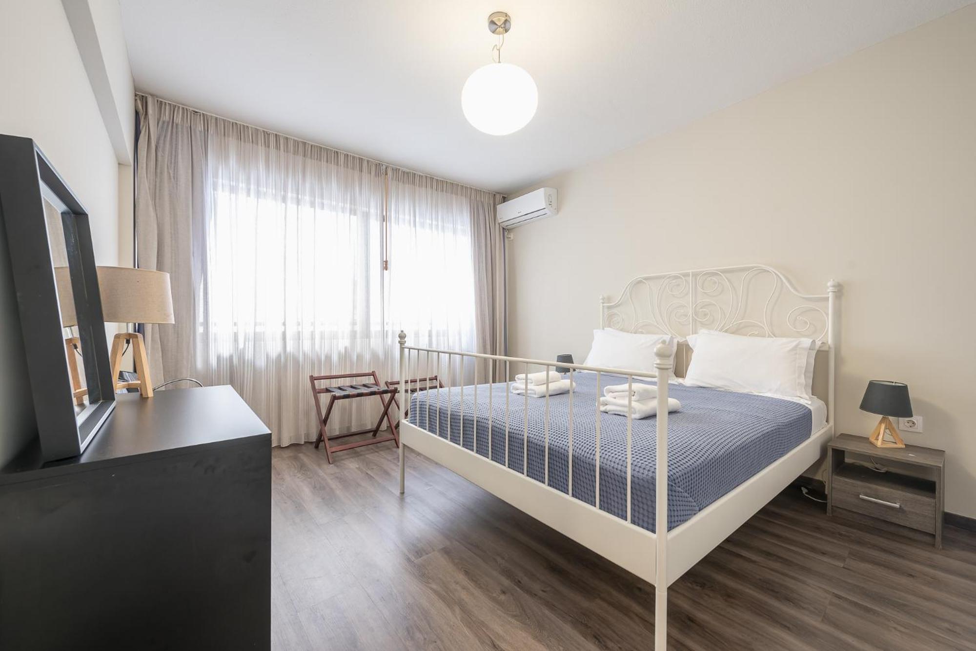 Apartment Steps From Historic Center Plaka