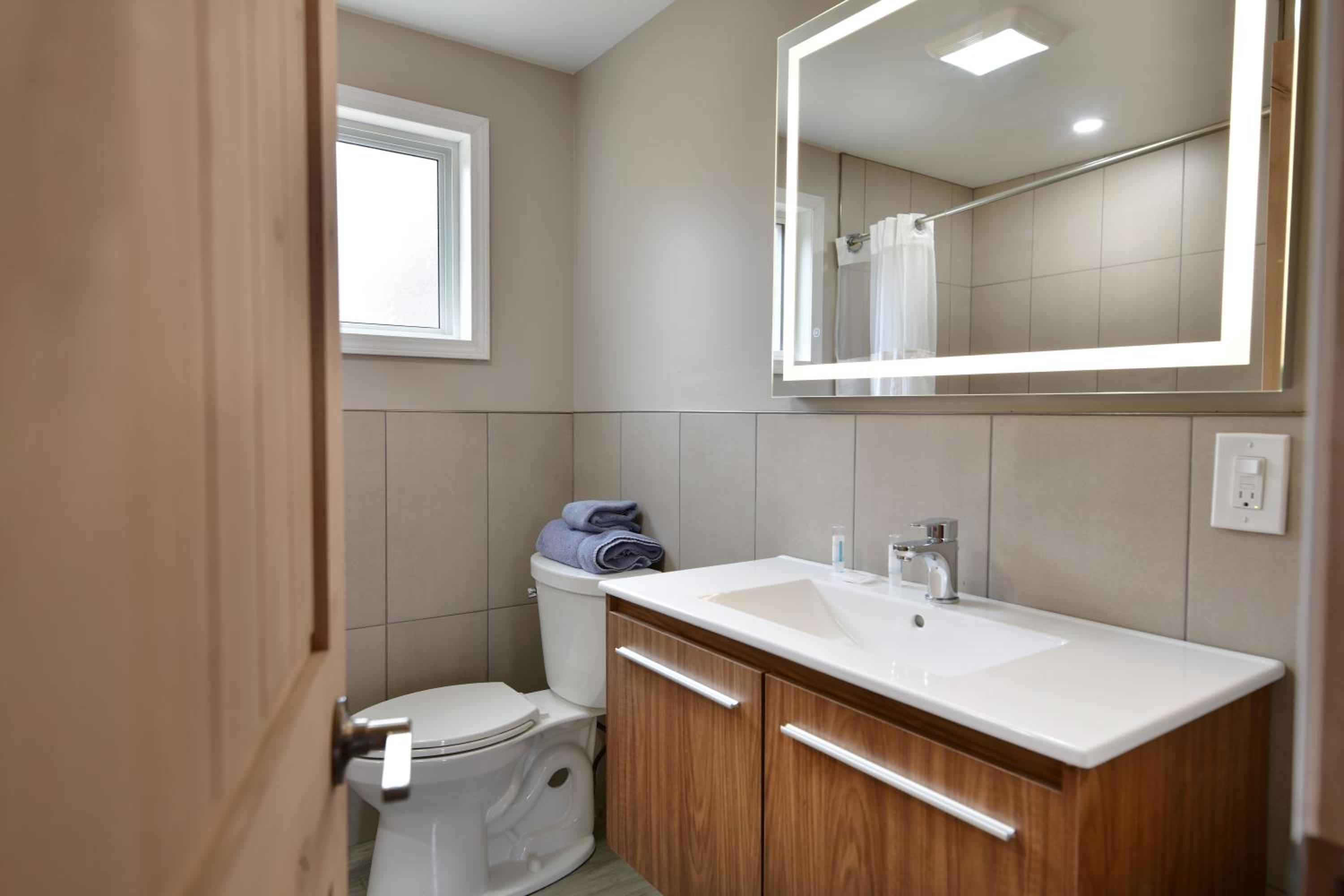 Delton Oaks Resort Motel