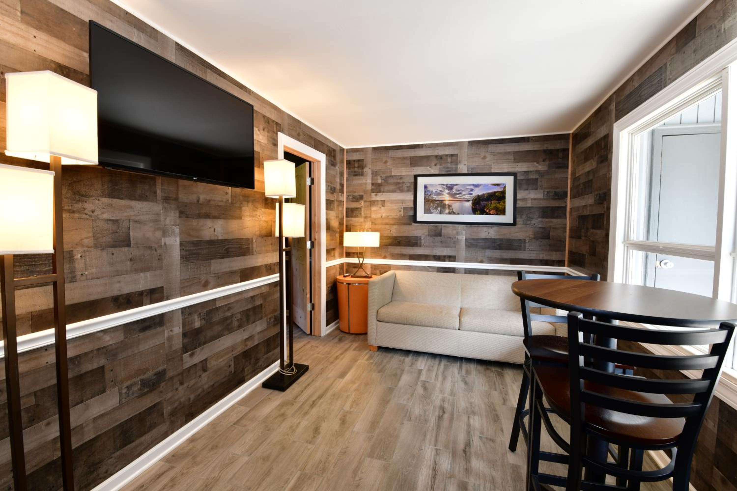 Delton Oaks Resort Motel