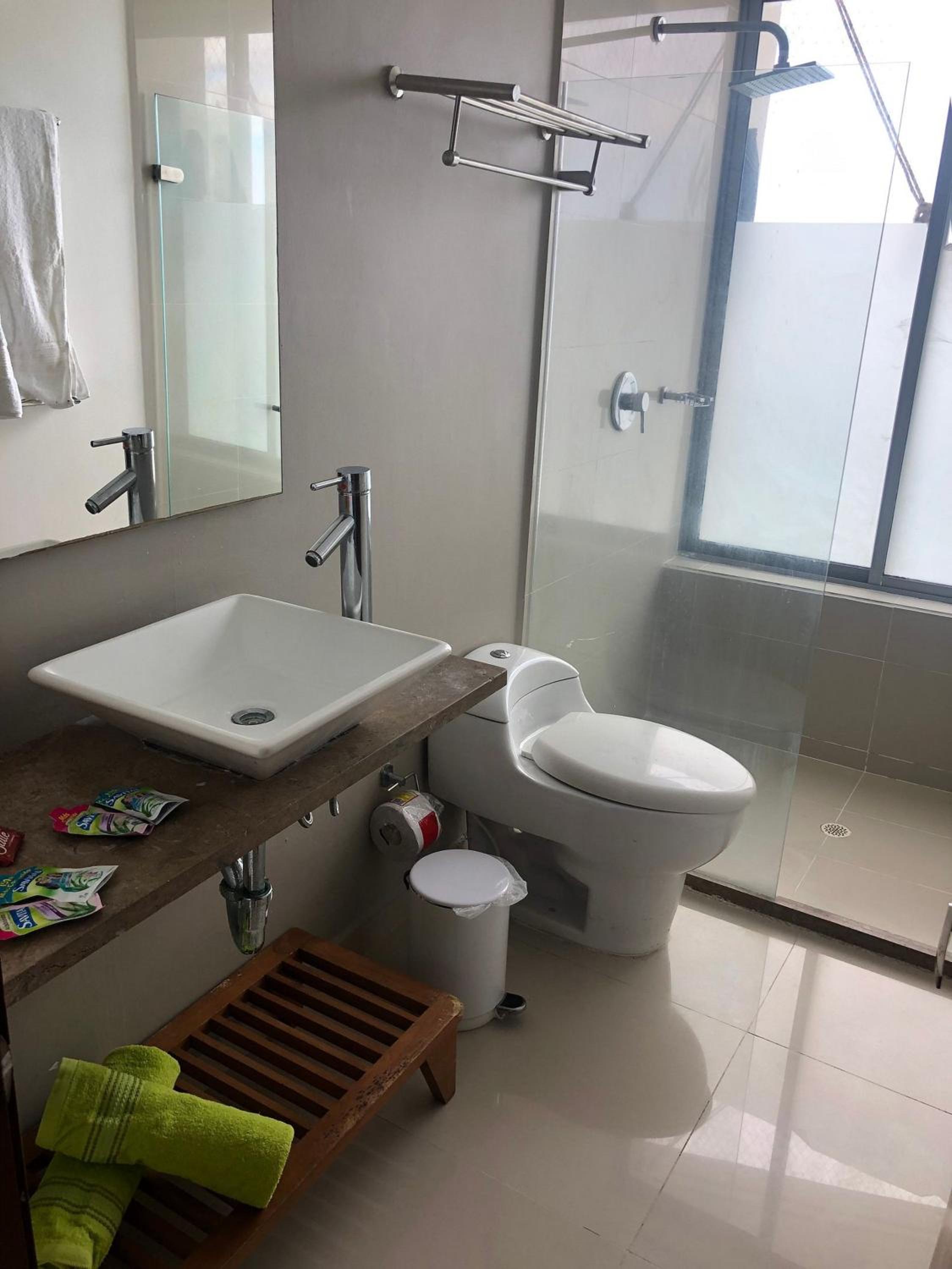 Amplios Aptos de Lujo Frente a la Playa a 5 Minutos del Centro y del Aeropuerto, en Edificio con Piscina, Jacuzzi, Sauna, Gimnasio, Turco y Seguridad las 2