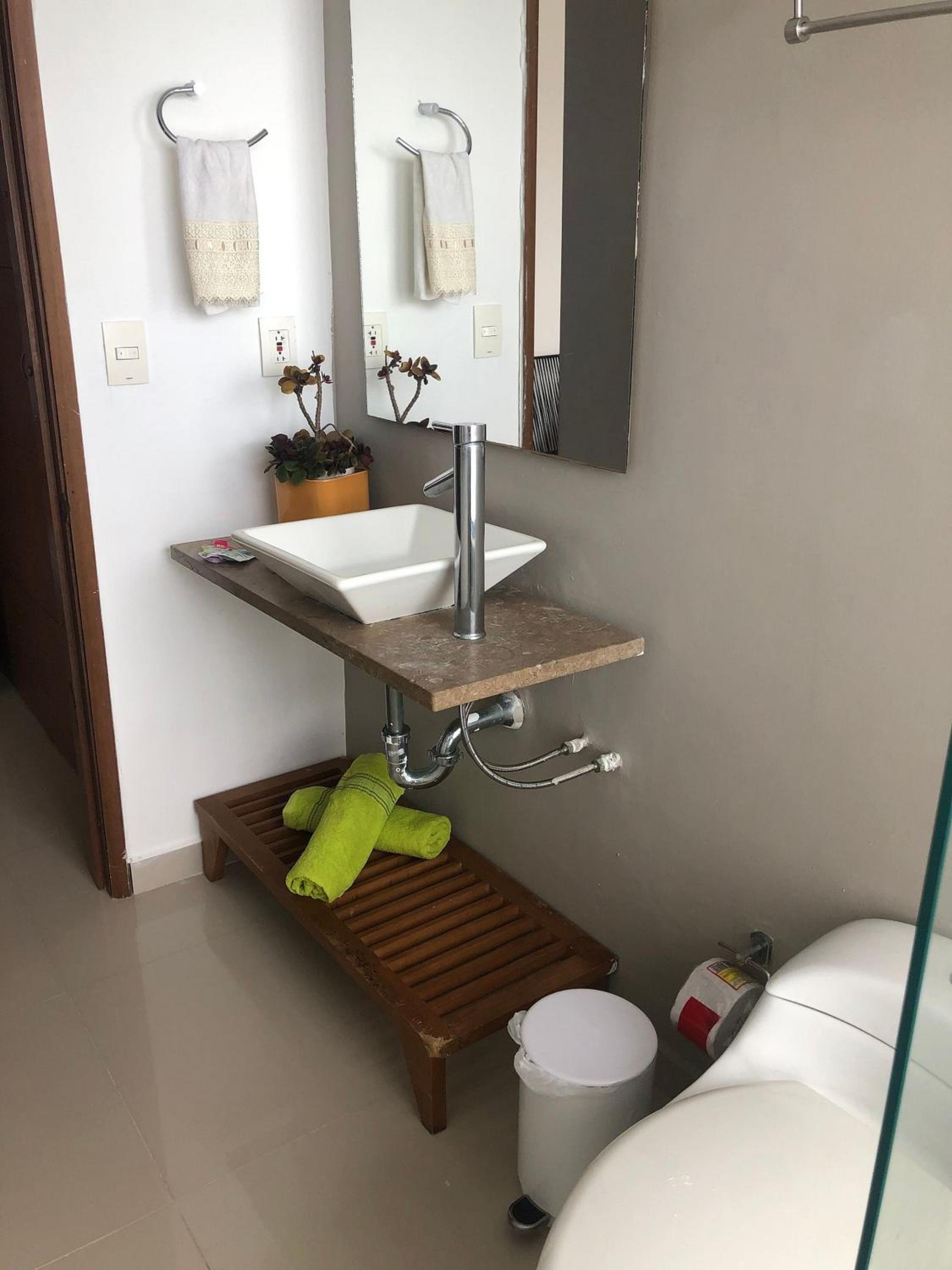 Amplios Aptos de Lujo Frente a la Playa a 5 Minutos del Centro y del Aeropuerto, en Edificio con Piscina, Jacuzzi, Sauna, Gimnasio, Turco y Seguridad las 2