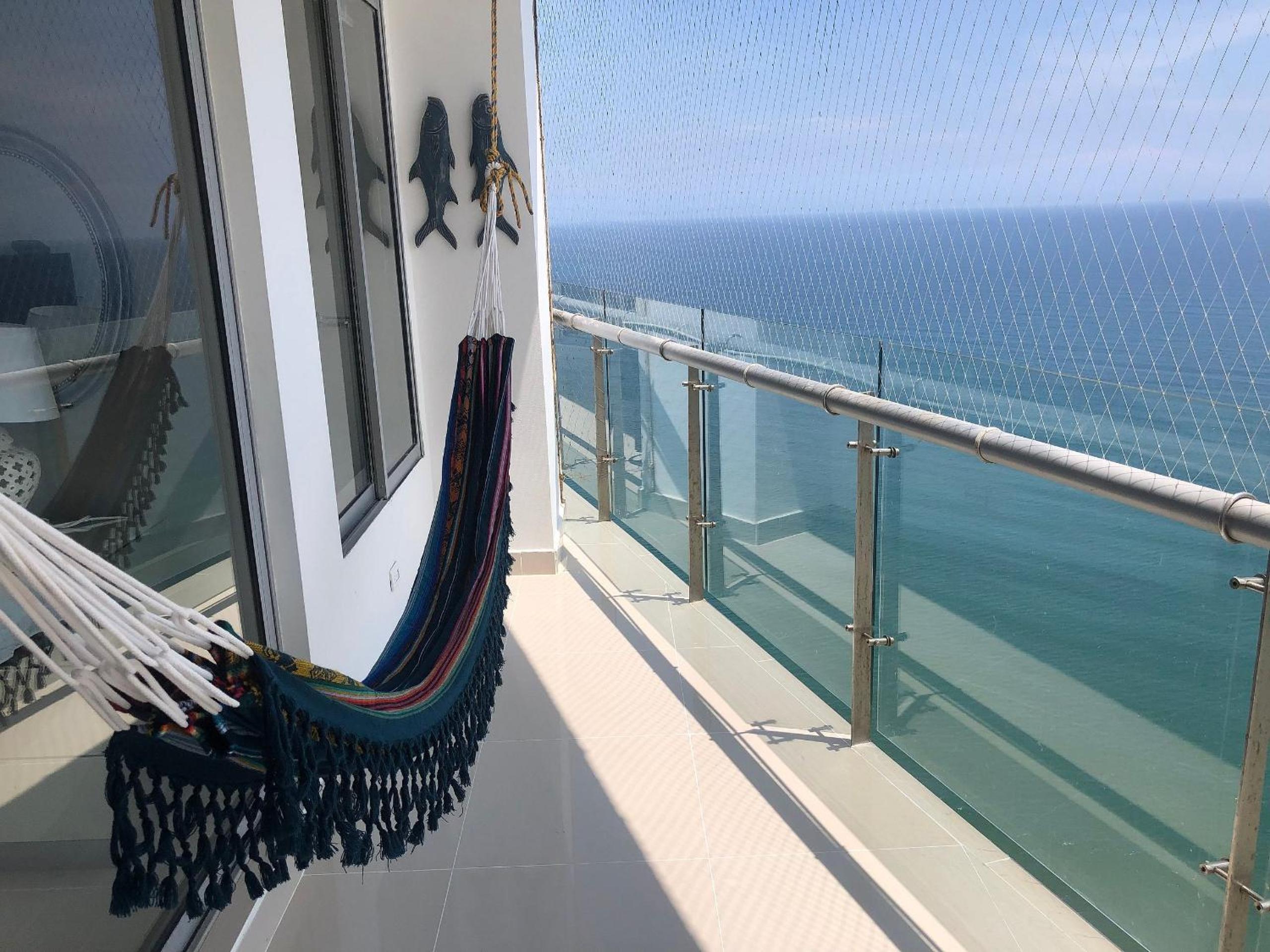 Amplios Aptos de Lujo Frente a la Playa a 5 Minutos del Centro y del Aeropuerto, en Edificio con Piscina, Jacuzzi, Sauna, Gimnasio, Turco y Seguridad las 2