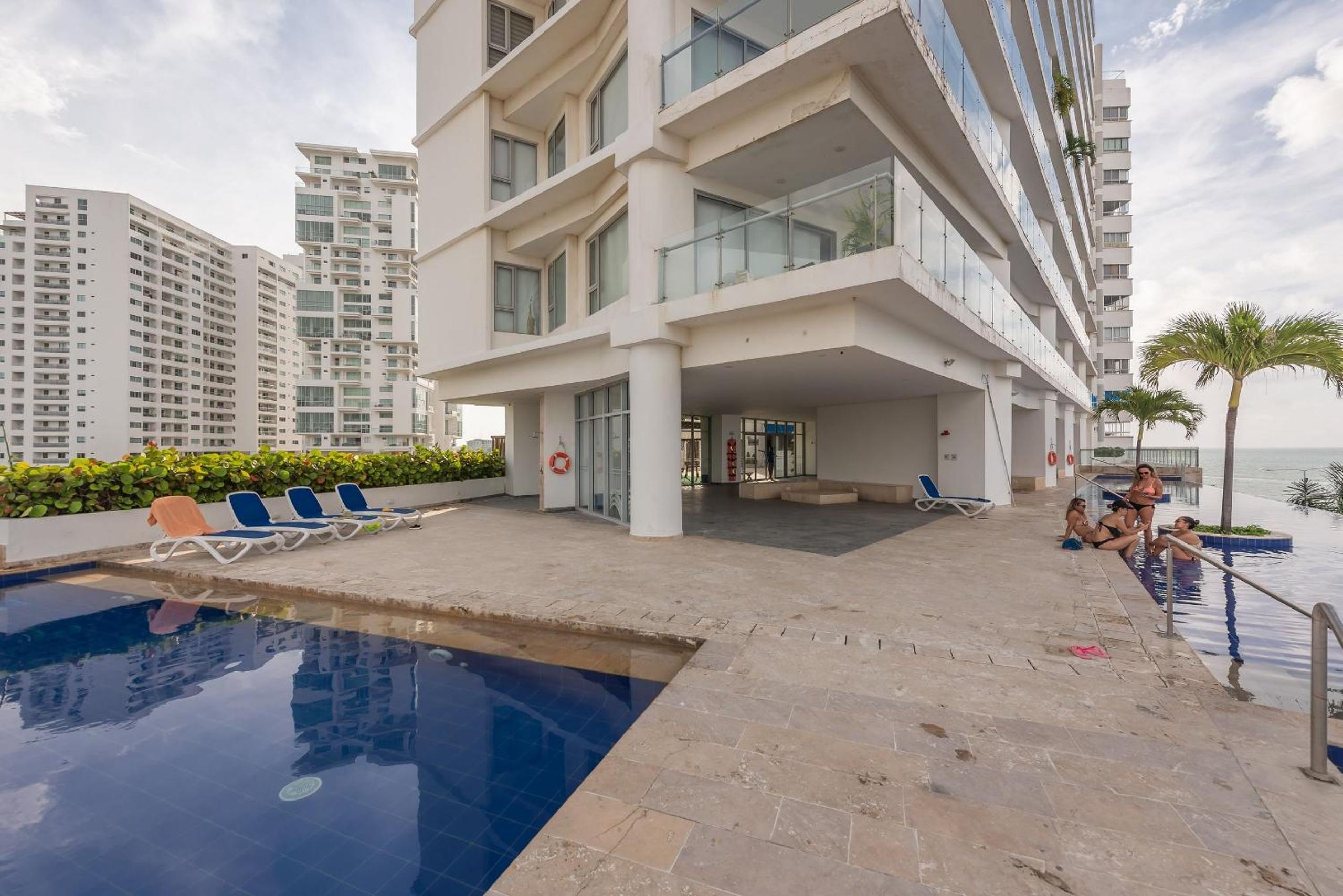 Amplios Aptos de Lujo Frente a la Playa a 5 Minutos del Centro y del Aeropuerto, en Edificio con Piscina, Jacuzzi, Sauna, Gimnasio, Turco y Seguridad las 2