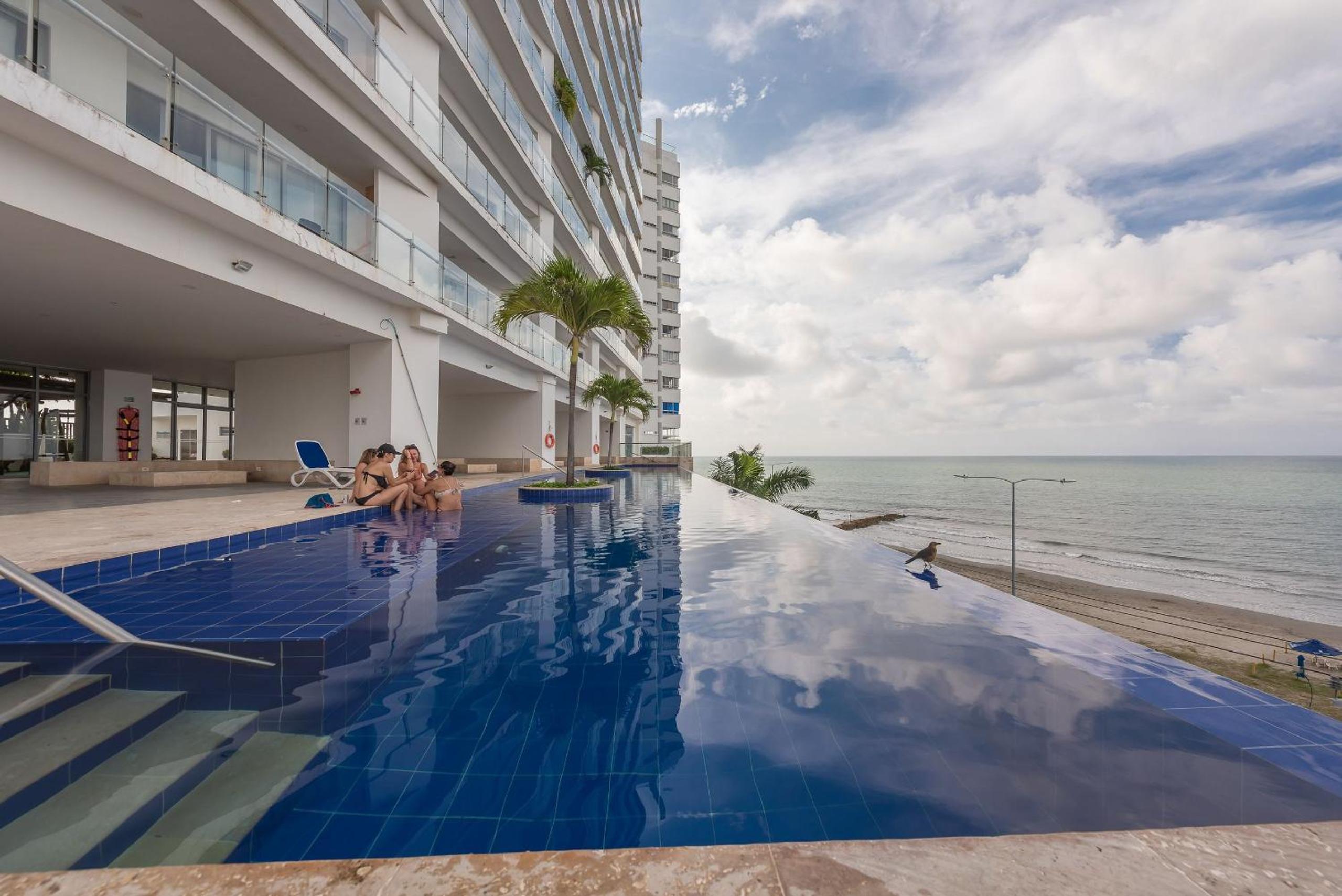 Amplios Aptos de Lujo Frente a la Playa a 5 Minutos del Centro y del Aeropuerto, en Edificio con Piscina, Jacuzzi, Sauna, Gimnasio, Turco y Seguridad las 2