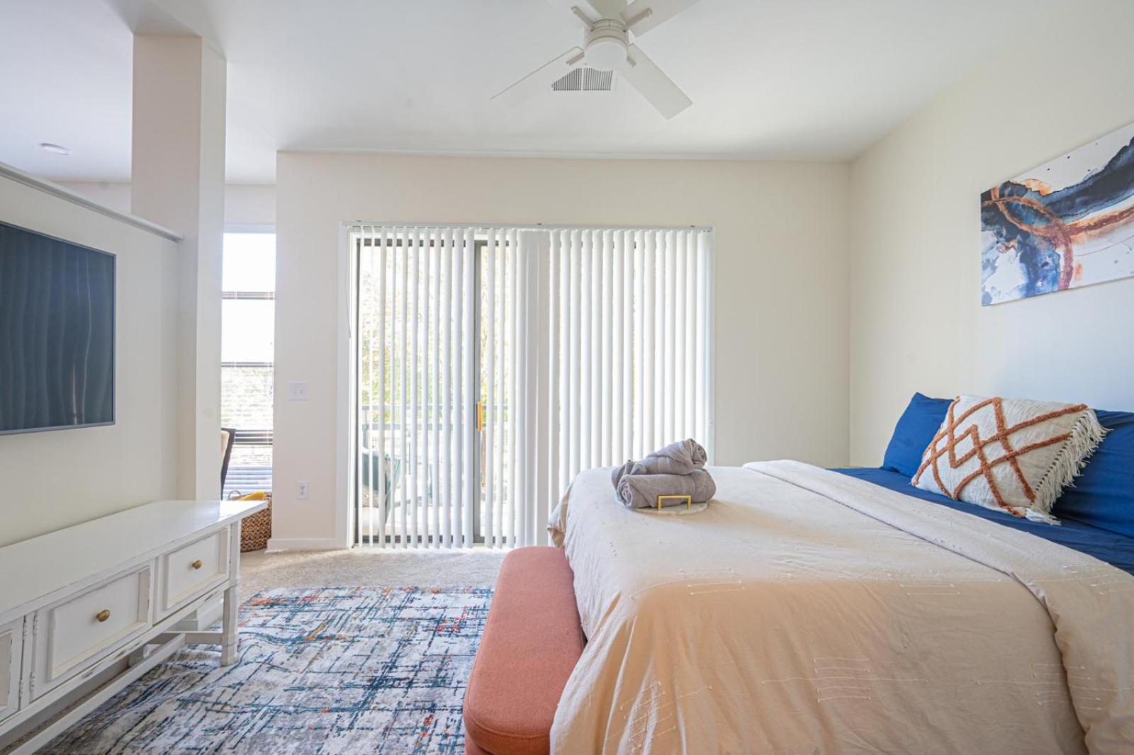 Charlotte Vacations - Luxury Apartment Uptown Wi-Fi Gym Pool 233 - Property Image 6