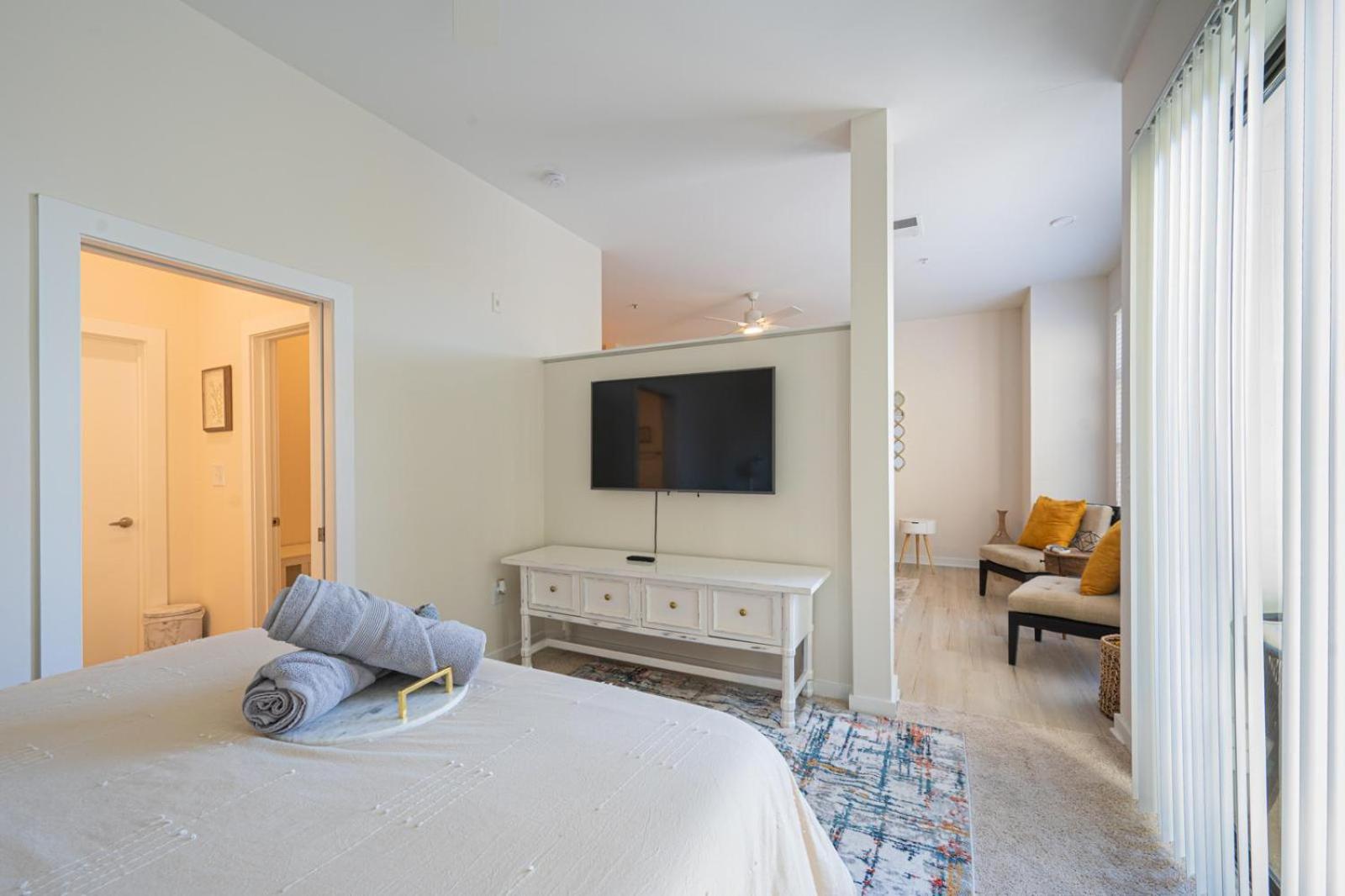 Charlotte Vacations - Luxury Apartment Uptown Wi-Fi Gym Pool 233 - Property Image 4