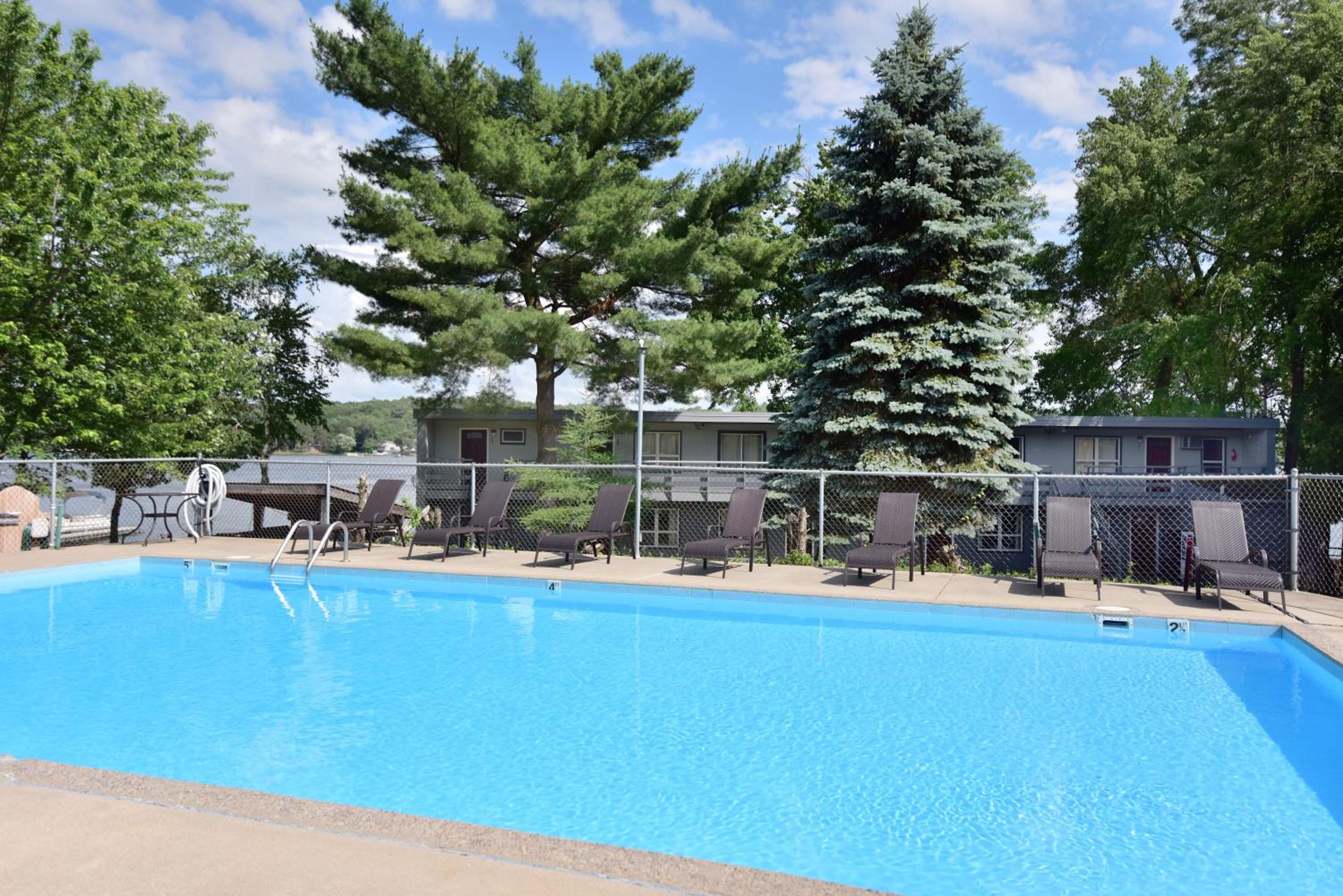 Delton Oaks Resort Motel