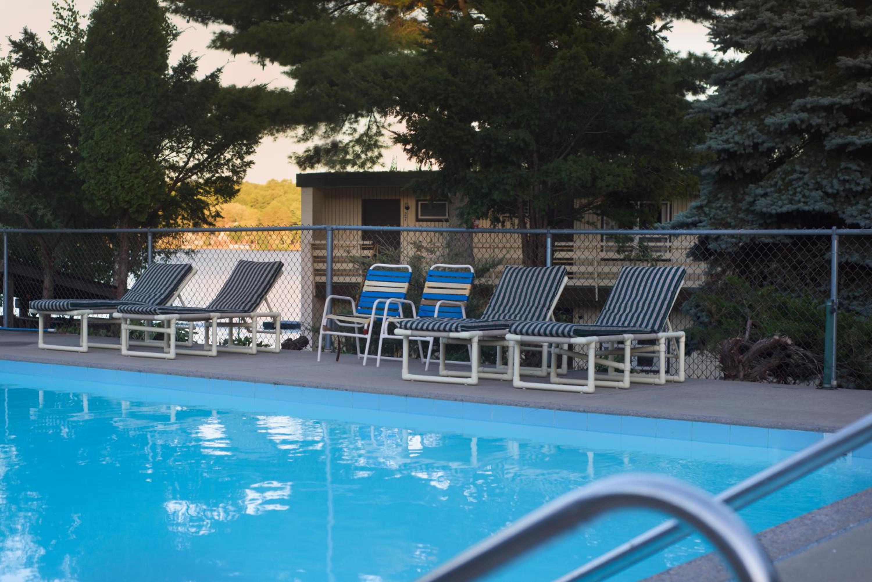 Delton Oaks Resort Motel