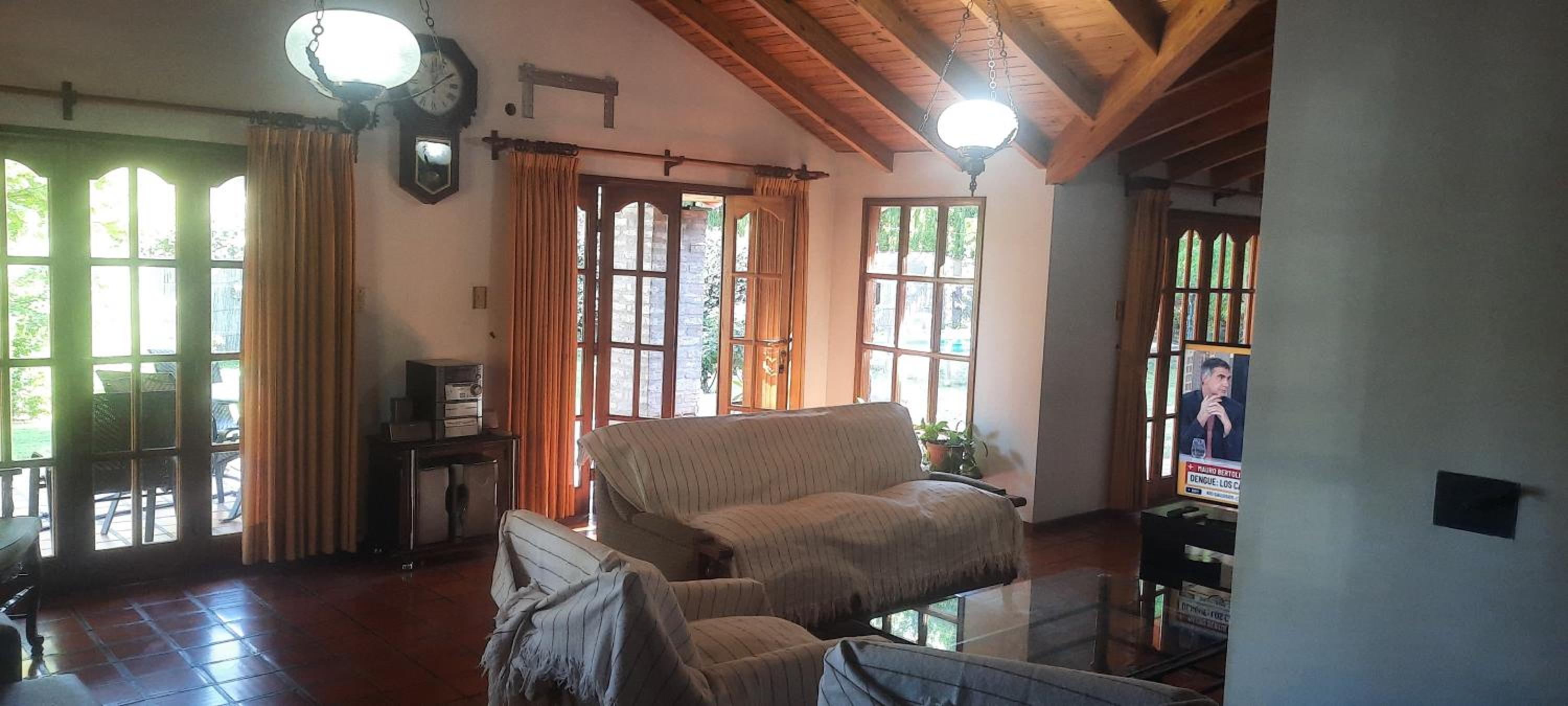 HERMOSA CASA en CHACRAS DE CORIA