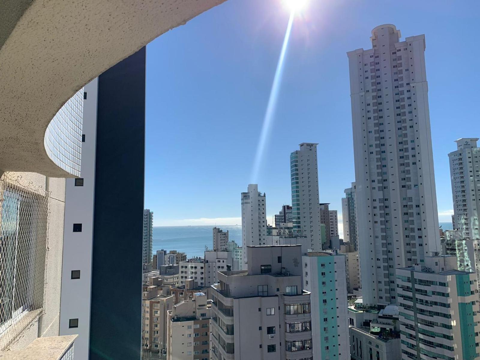Apartamento decorado com vista para o mar