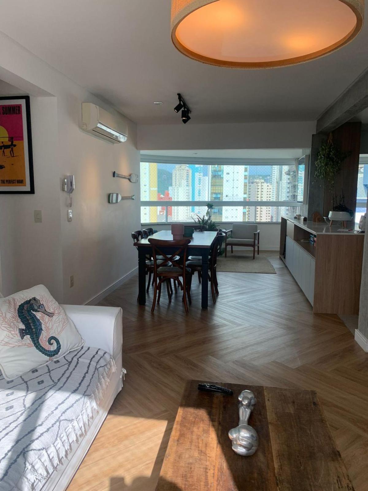 Apartamento decorado com vista para o mar